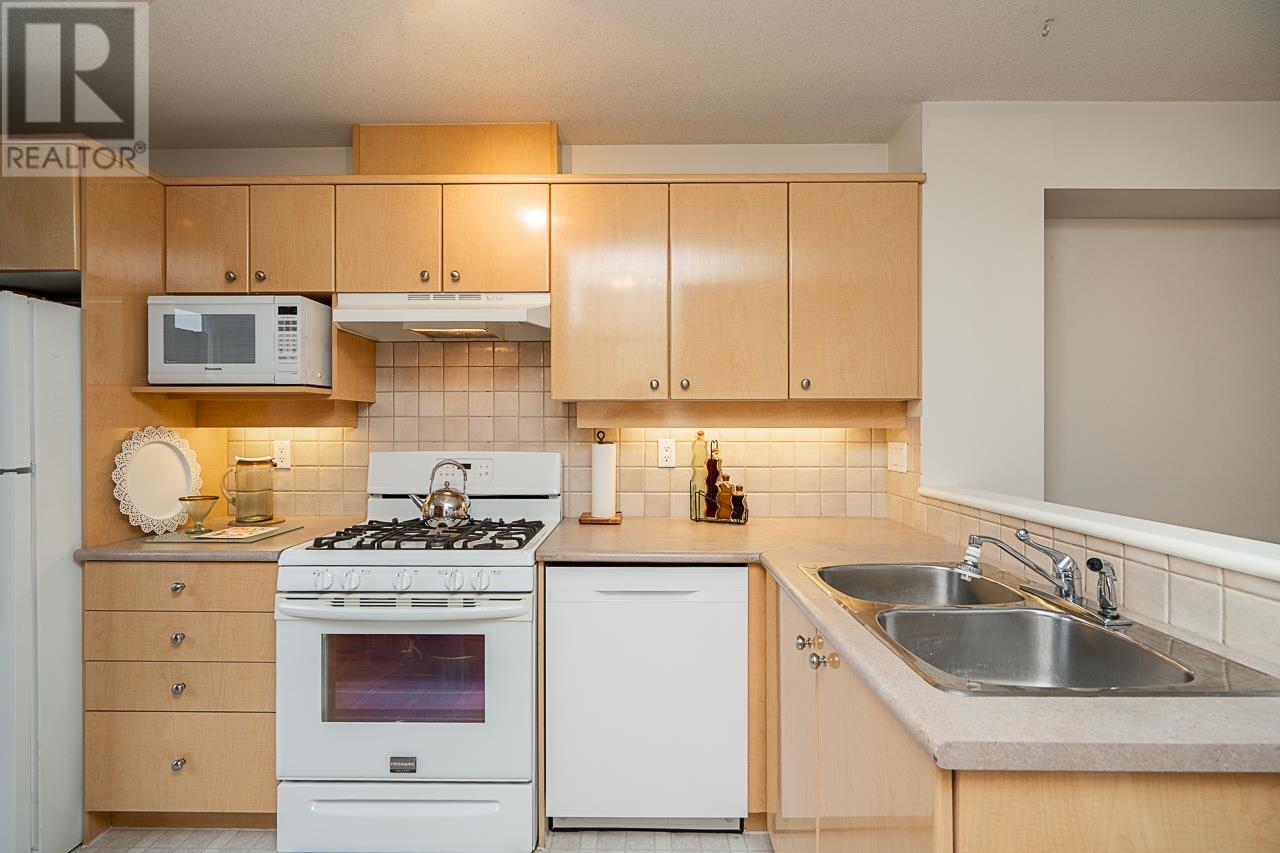 Listing Picture 13 of 37 : 2 7111 LYNNWOOD DRIVE, Richmond / 烈治文 - 魯藝地產 Yvonne Lu Group - MLS Medallion Club Member