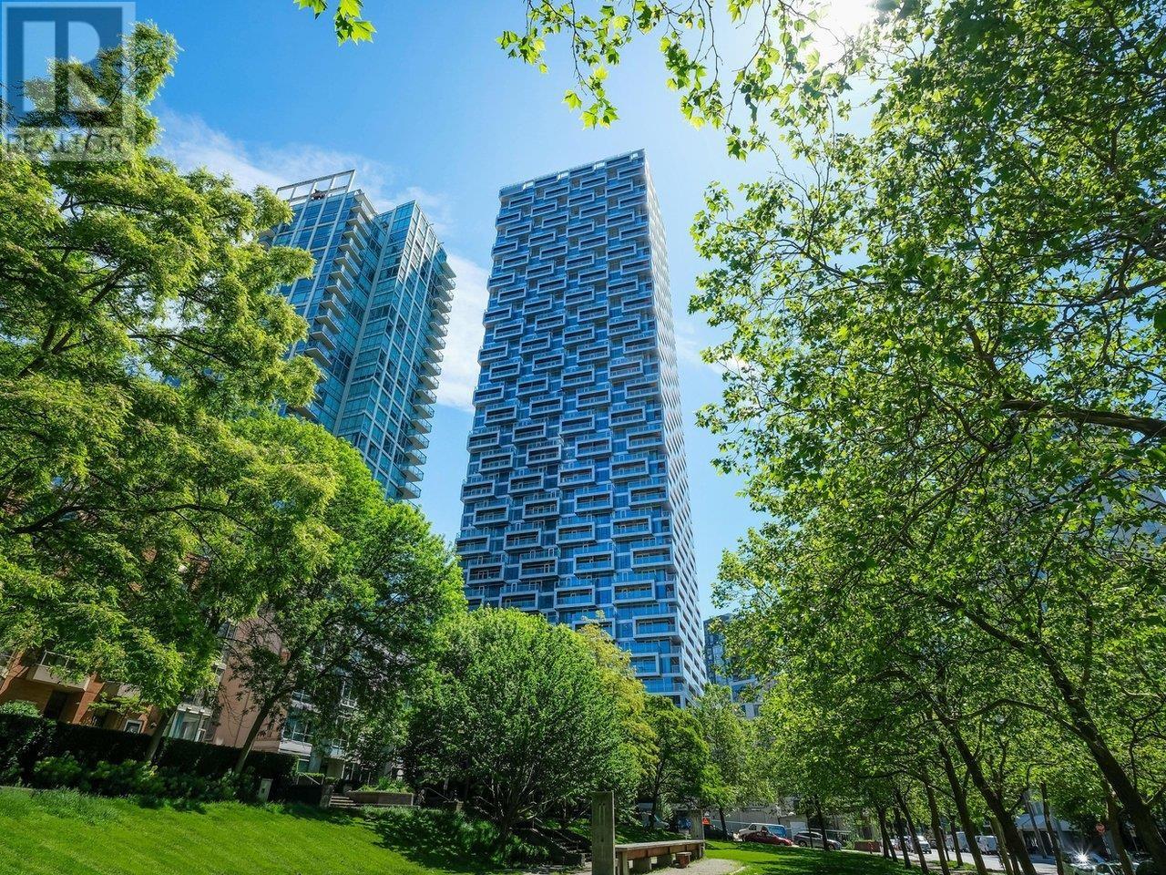 Listing Picture 2 of 22 : 2102 1480 HOWE STREET, Vancouver / 溫哥華 - 魯藝地產 Yvonne Lu Group - MLS Medallion Club Member