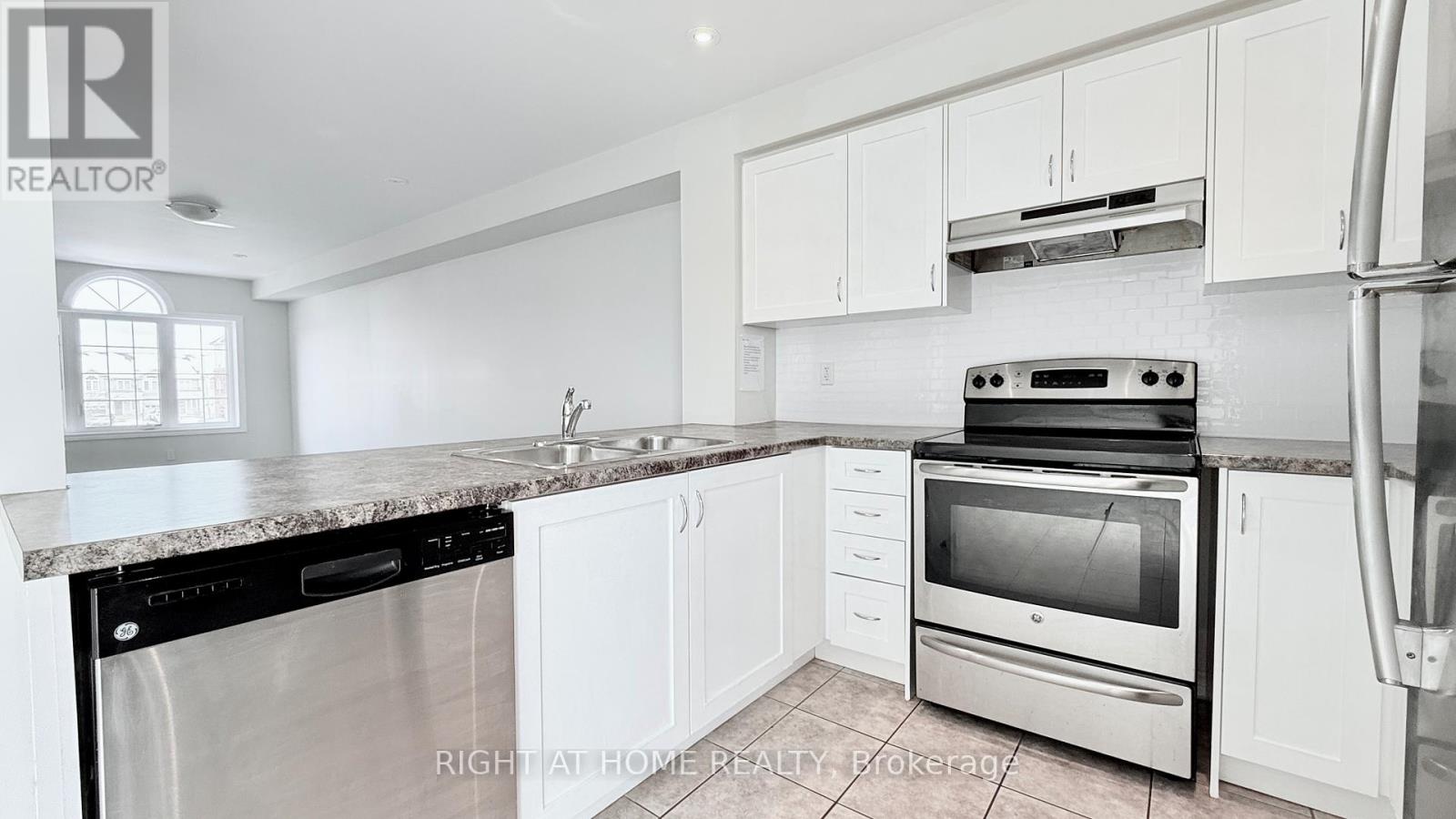 87 Mayland Trail, Hamilton, Ontario  L8J 0G4 - Photo 8 - X12093034