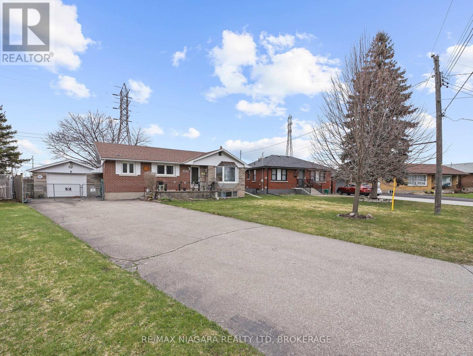Property at 7175 ROGER CRESCENT image 3
