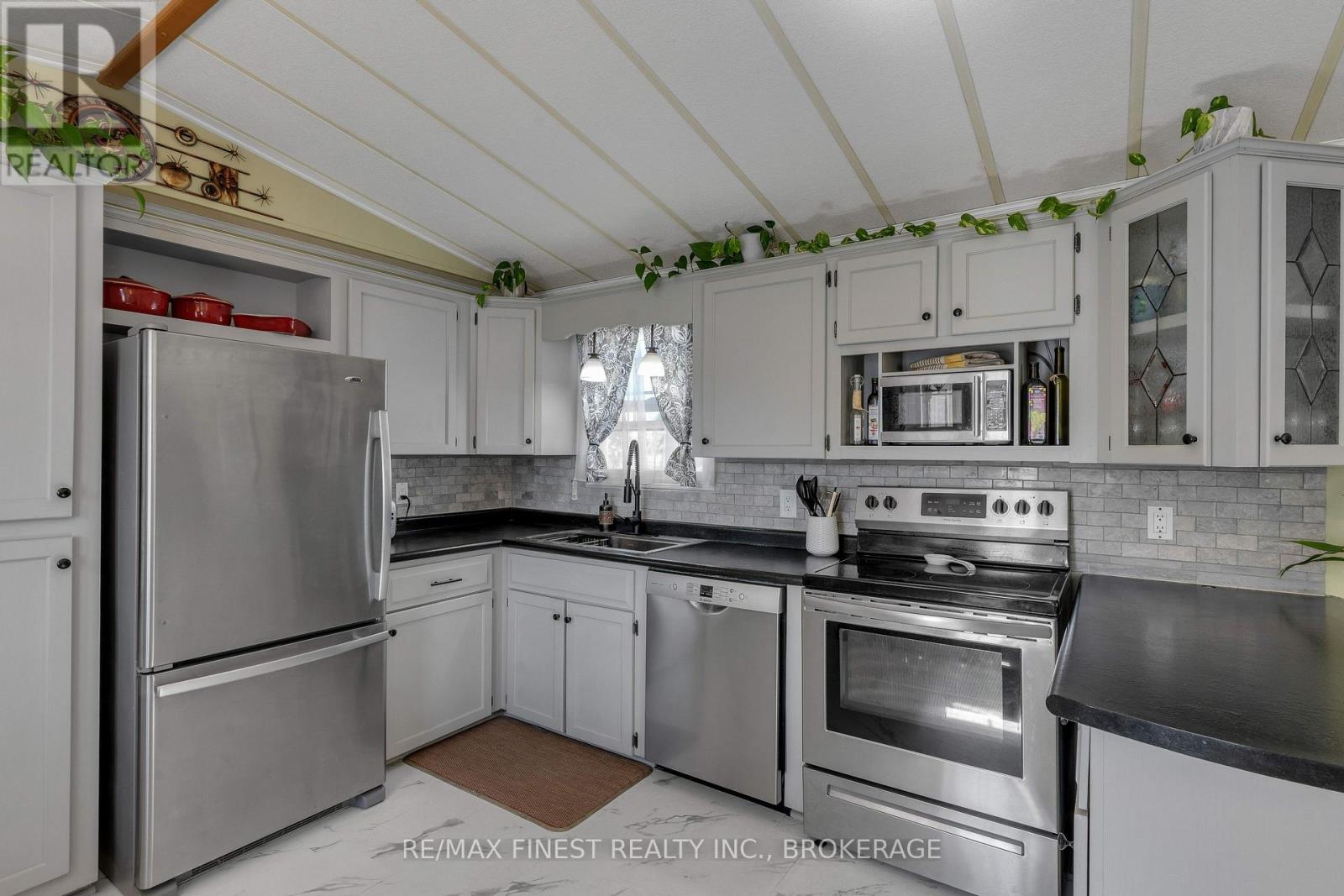 17 Elm Street, Greater Napanee, Ontario  K7R 0E9 - Photo 10 - X12093196