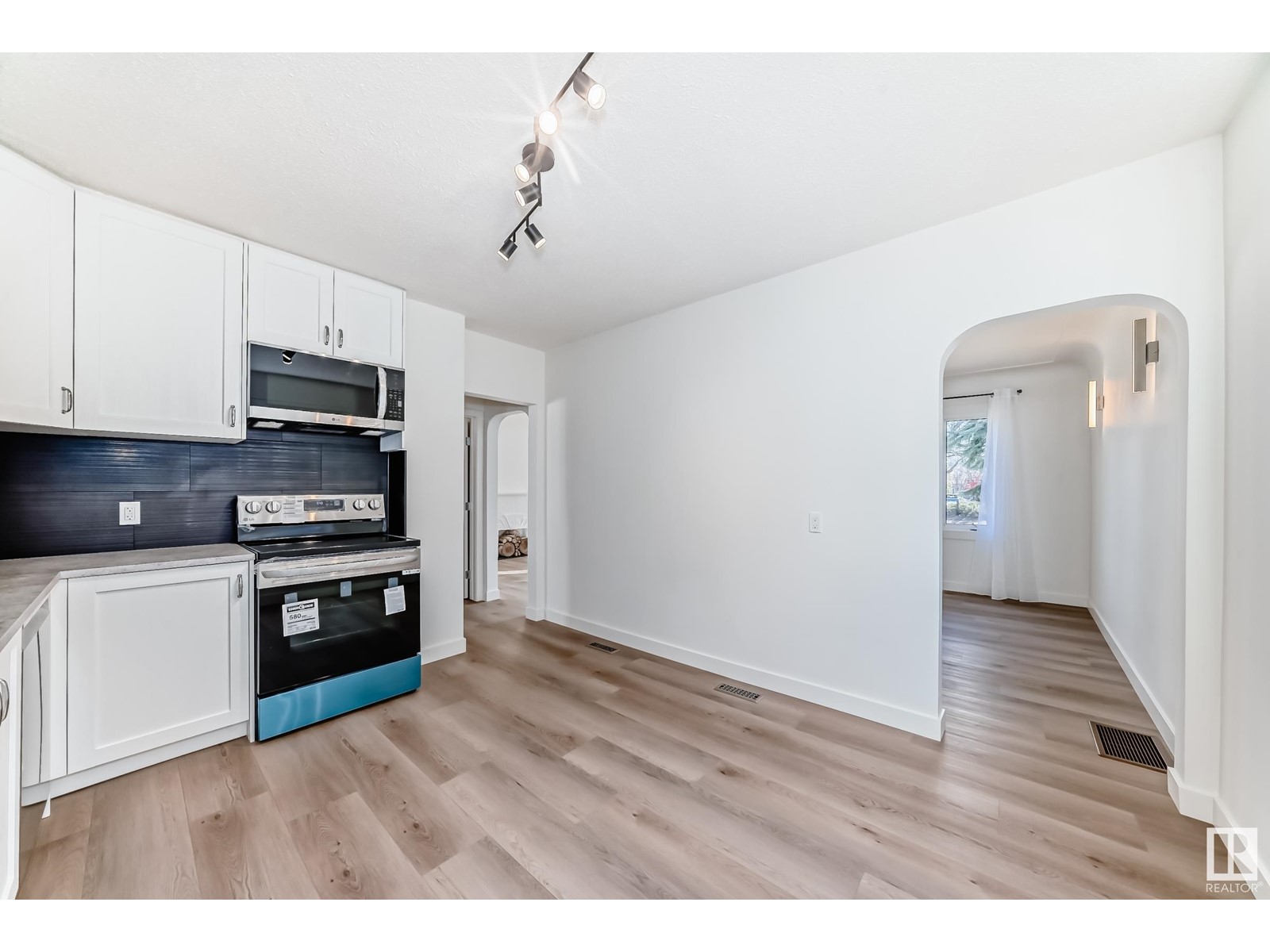 Property at 11818 86 ST NW image 3