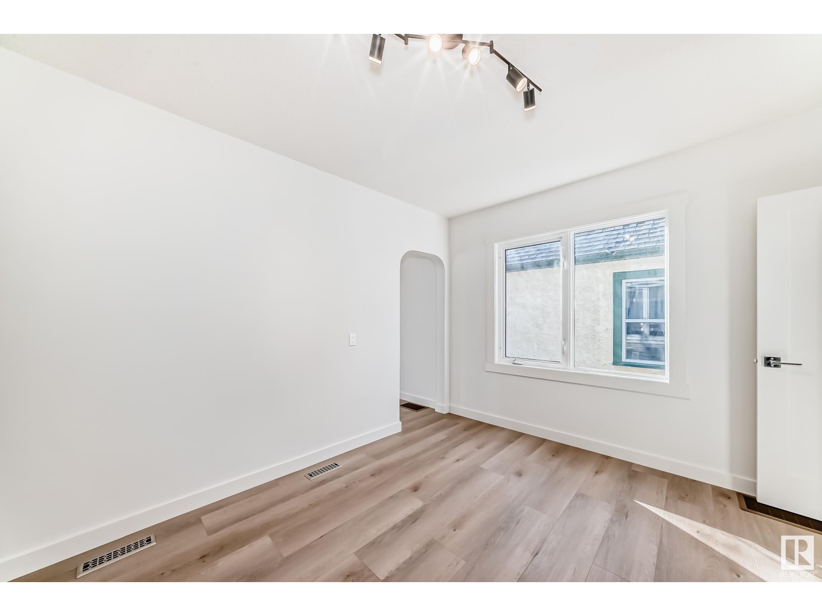 Property at 11818 86 ST NW image 4