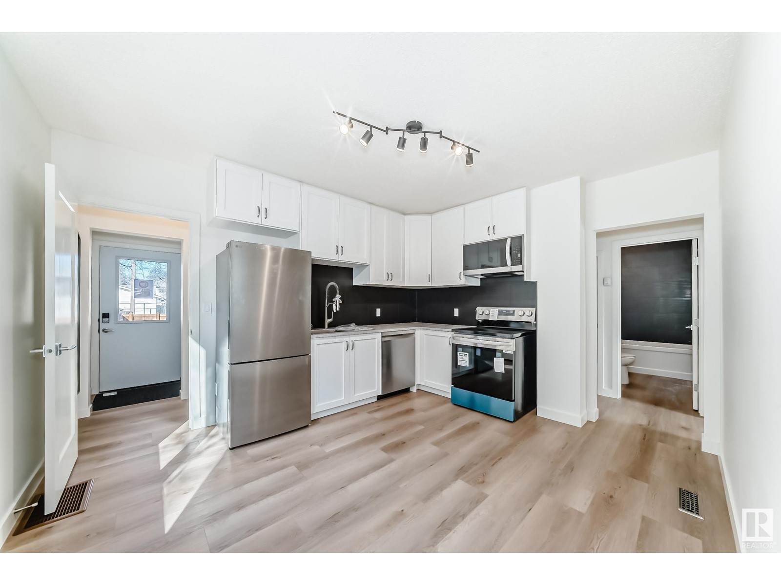 Property at 11818 86 ST NW image 2