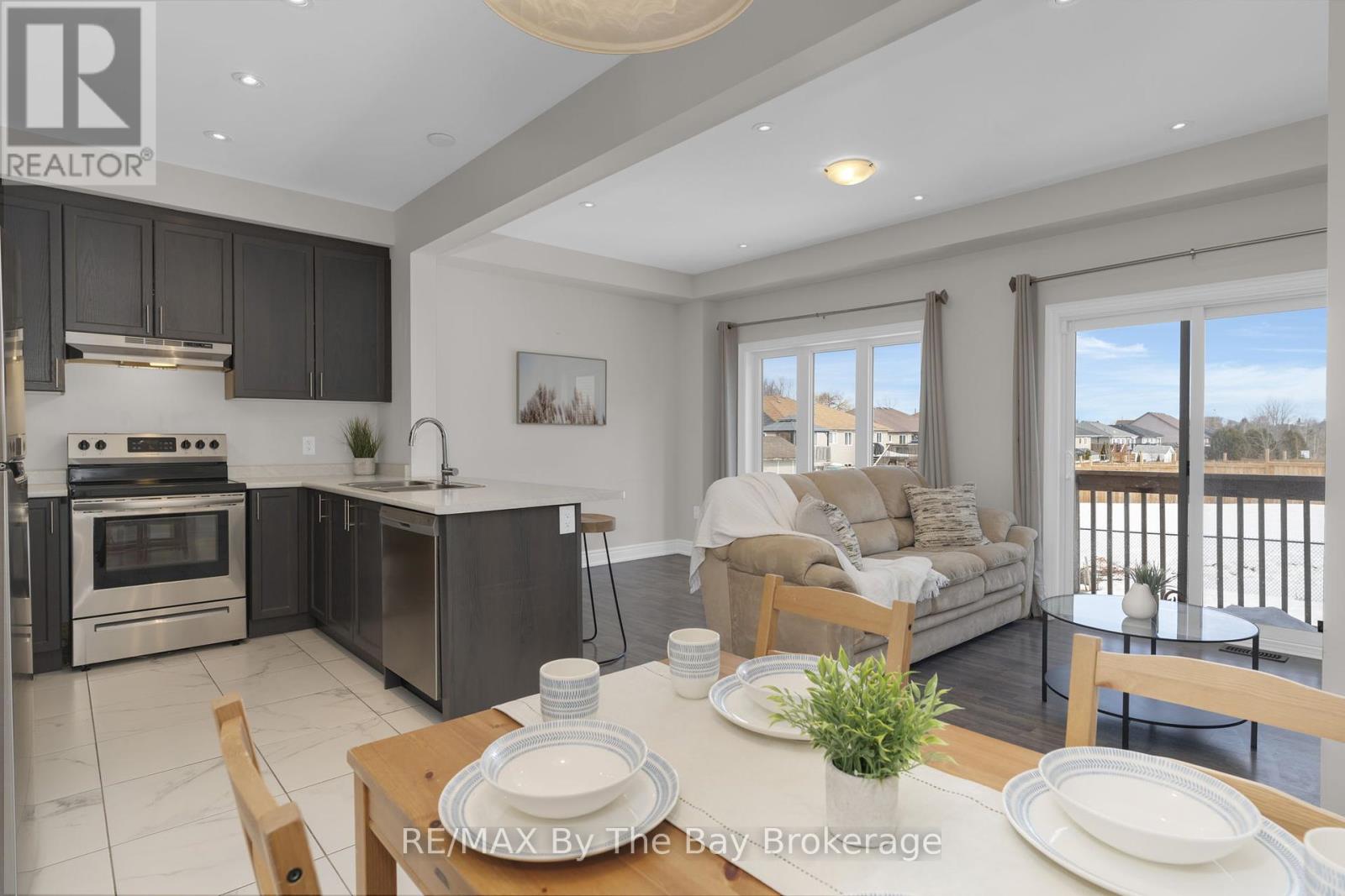 246 Atkinson Street, Clearview, Ontario  L0M 1S0 - Photo 5 - S12093270