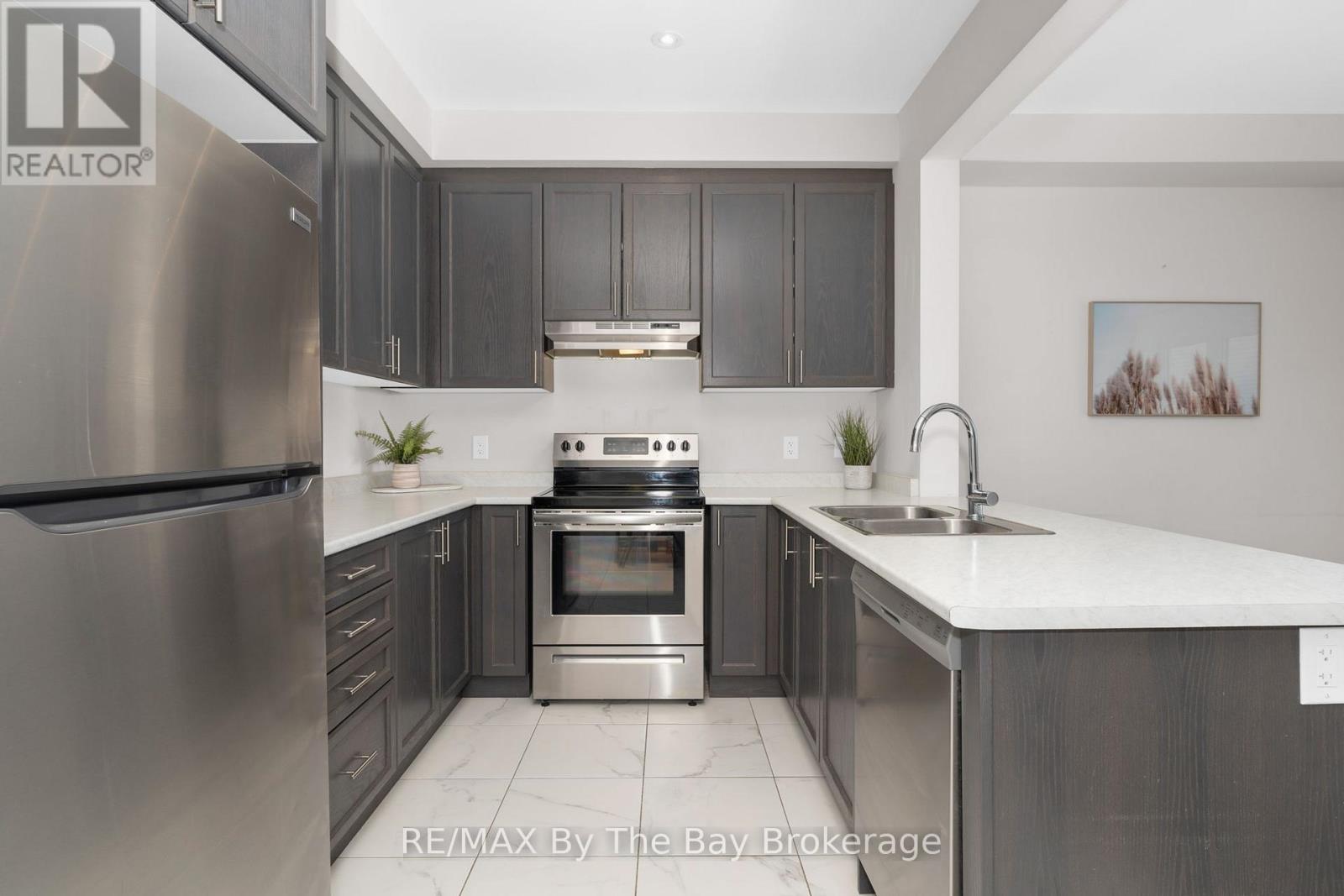 246 Atkinson Street, Clearview, Ontario  L0M 1S0 - Photo 9 - S12093270