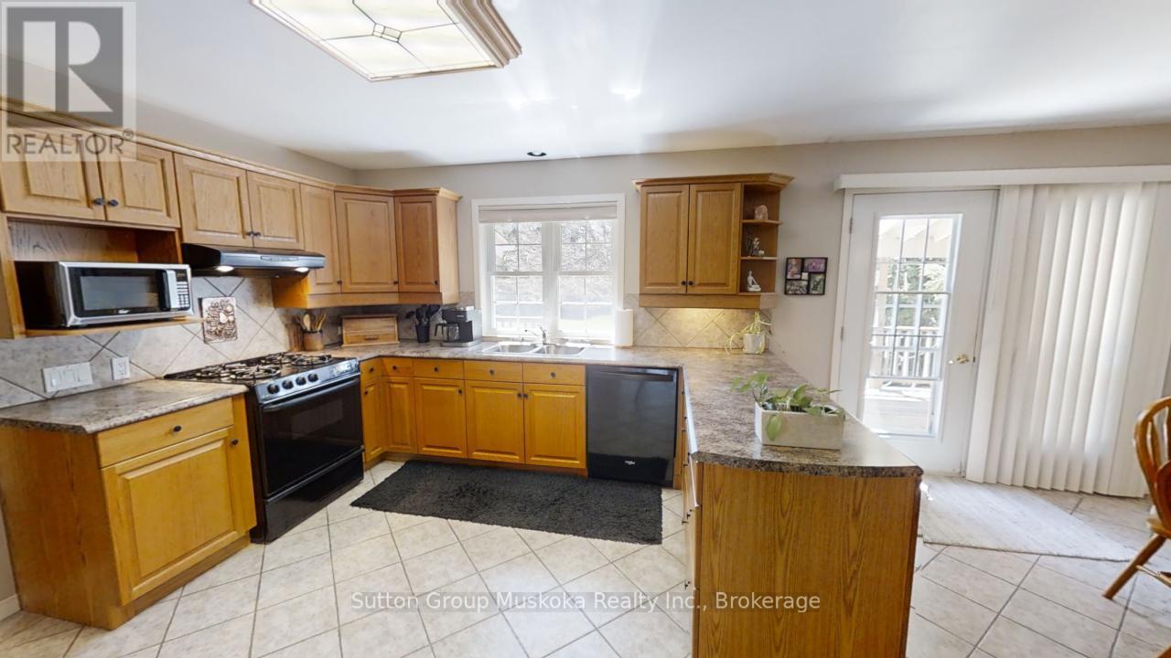 357 Ravenscliffe Road, Huntsville, Ontario  P1H 1L6 - Photo 10 - X12093212