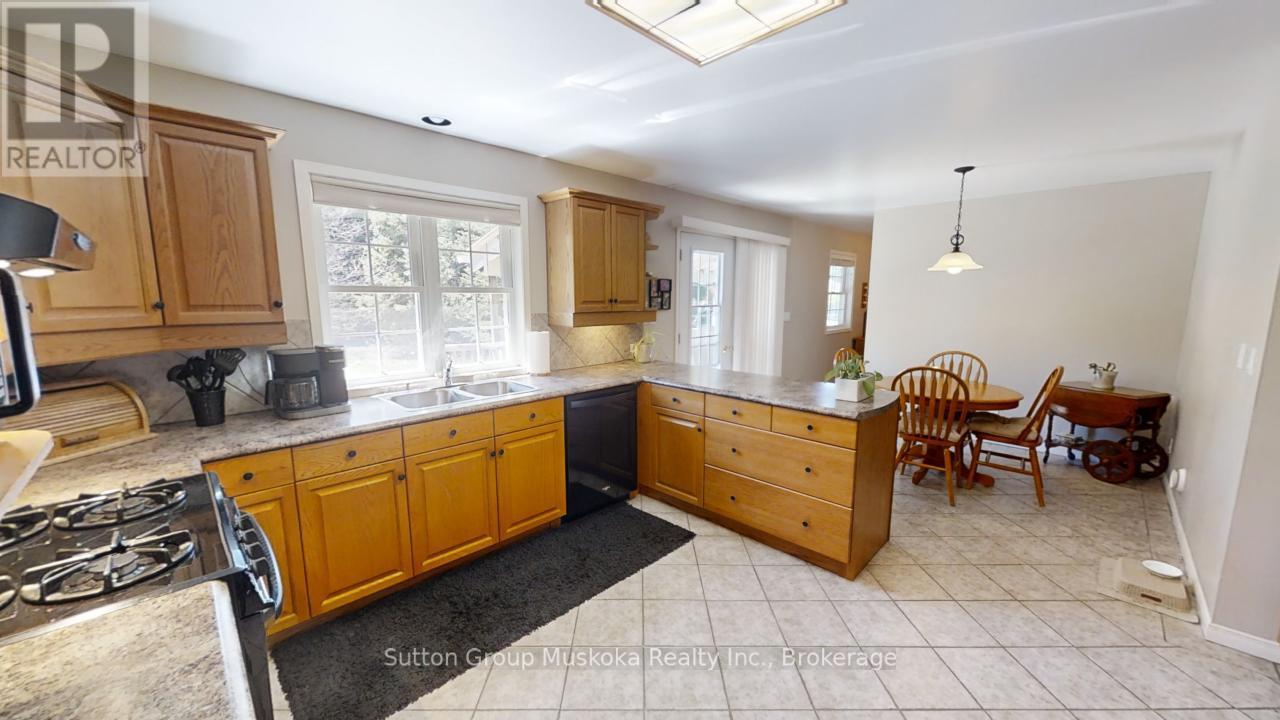 357 Ravenscliffe Road, Huntsville, Ontario  P1H 1L6 - Photo 9 - X12093212