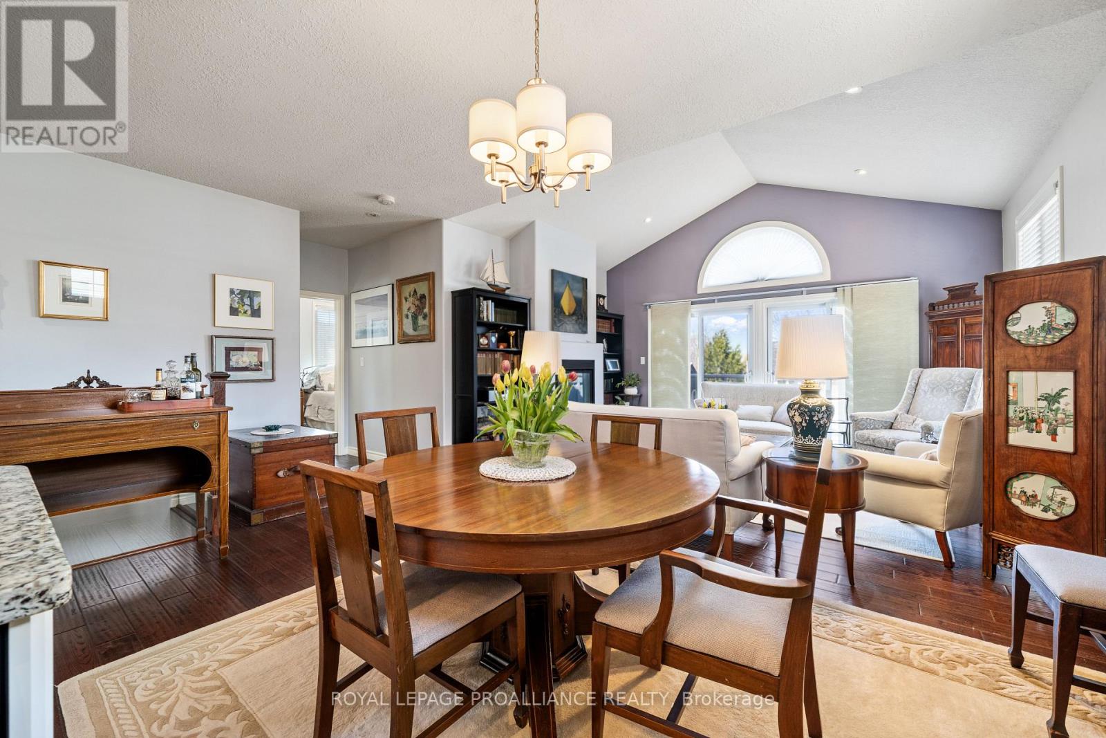 39 Owen Street, Prince Edward County, Ontario  K0K 2T0 - Photo 6 - X12090331