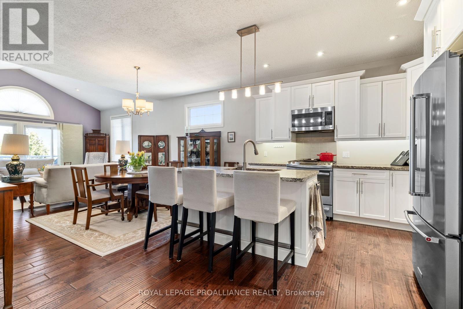 39 Owen Street, Prince Edward County, Ontario  K0K 2T0 - Photo 4 - X12090331