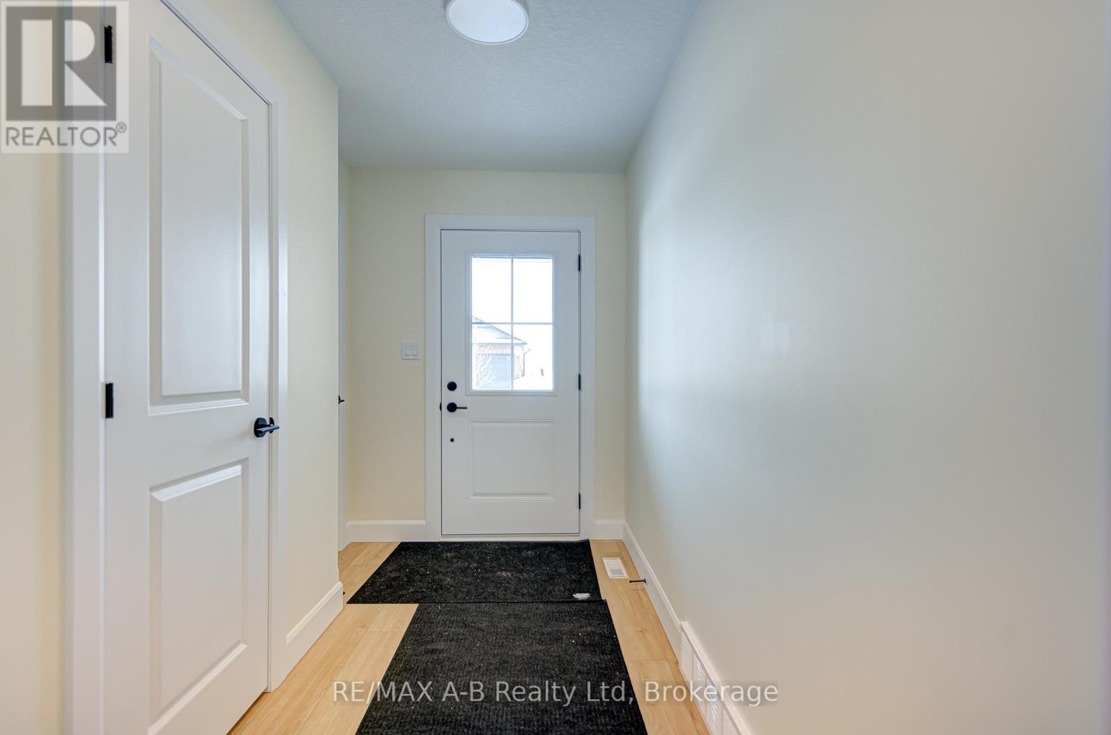 18 Linda Drive, Huron East, Ontario  N0K 1W0 - Photo 5 - X12046119