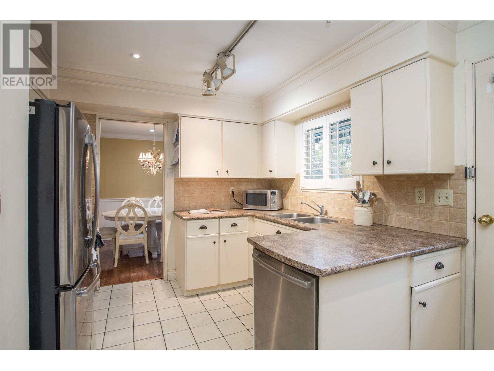 10811 Seahurst Place, Richmond, British Columbia  V7A 3Z7 - Photo 11 - R2992072