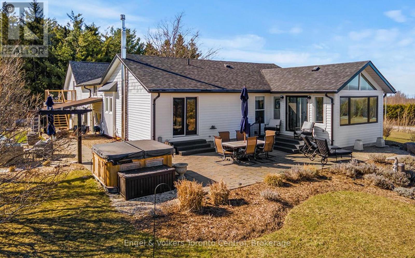 9263 91 County Road, Clearview, Ontario  L0M 1H0 - Photo 4 - S12093299