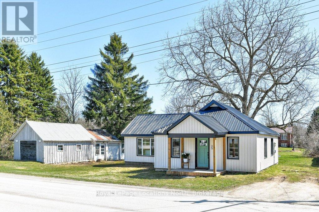 35 Caroline Street E, Clearview, Ontario  L0M 1G0 - Photo 2 - S12093349