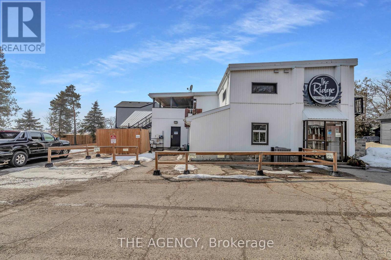 3215 Roseville Road, North Dumfries, Ontario  N0B 1E0 - Photo 3 - X12093314