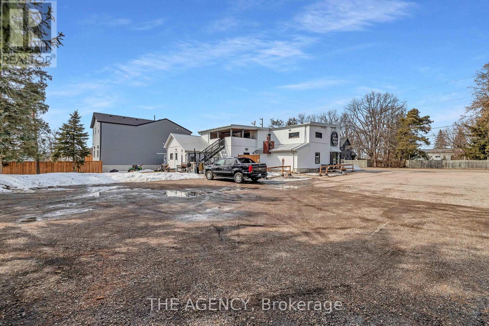 3215 Roseville Road, North Dumfries, Ontario  N0B 1E0 - Photo 4 - X12093314