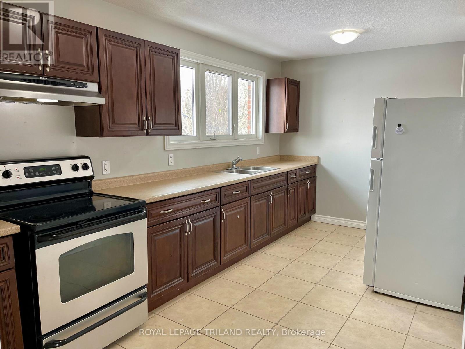 Upper - 1771 Wavell Street, London East, Ontario  N5W 2E2 - Photo 3 - X12093405