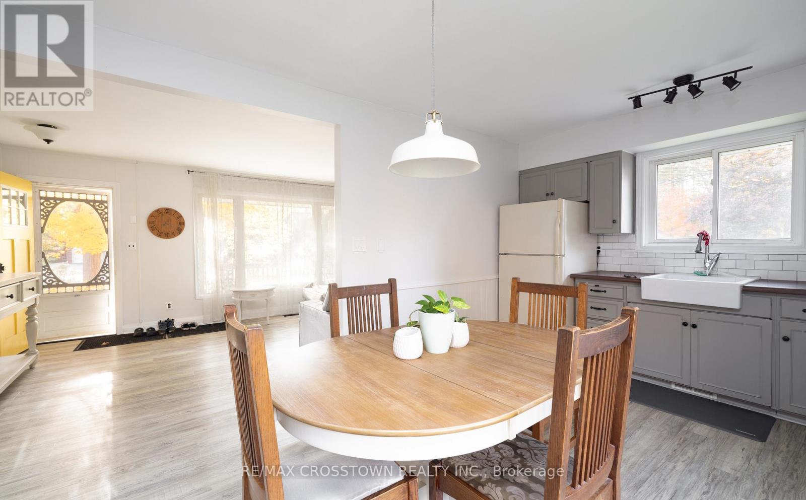 47 Lakeshore Road W, Oro-Medonte, Ontario  L0L 2E0 - Photo 11 - S12093414
