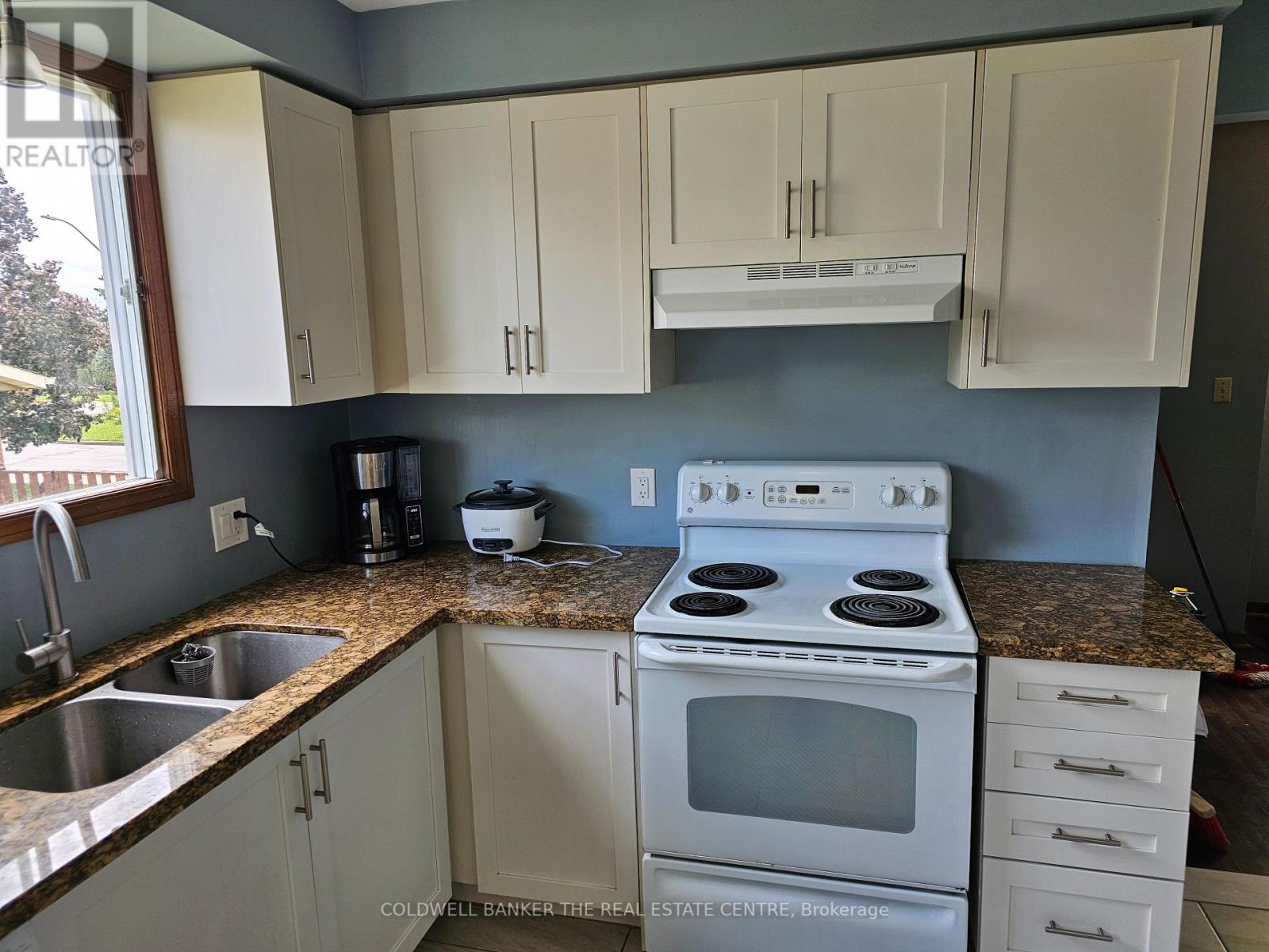 Bedrm 4 - 3 Baxter Crescent, Thorold, Ontario  L2V 4S1 - Photo 4 - X12093413