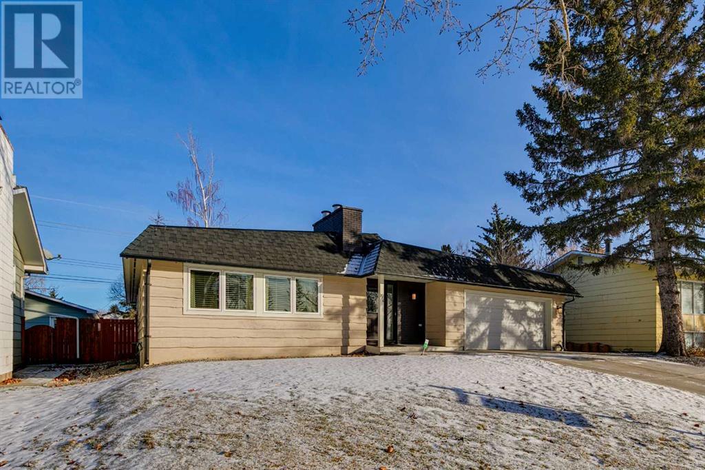Property at 776 Acadia Drive SE image 3