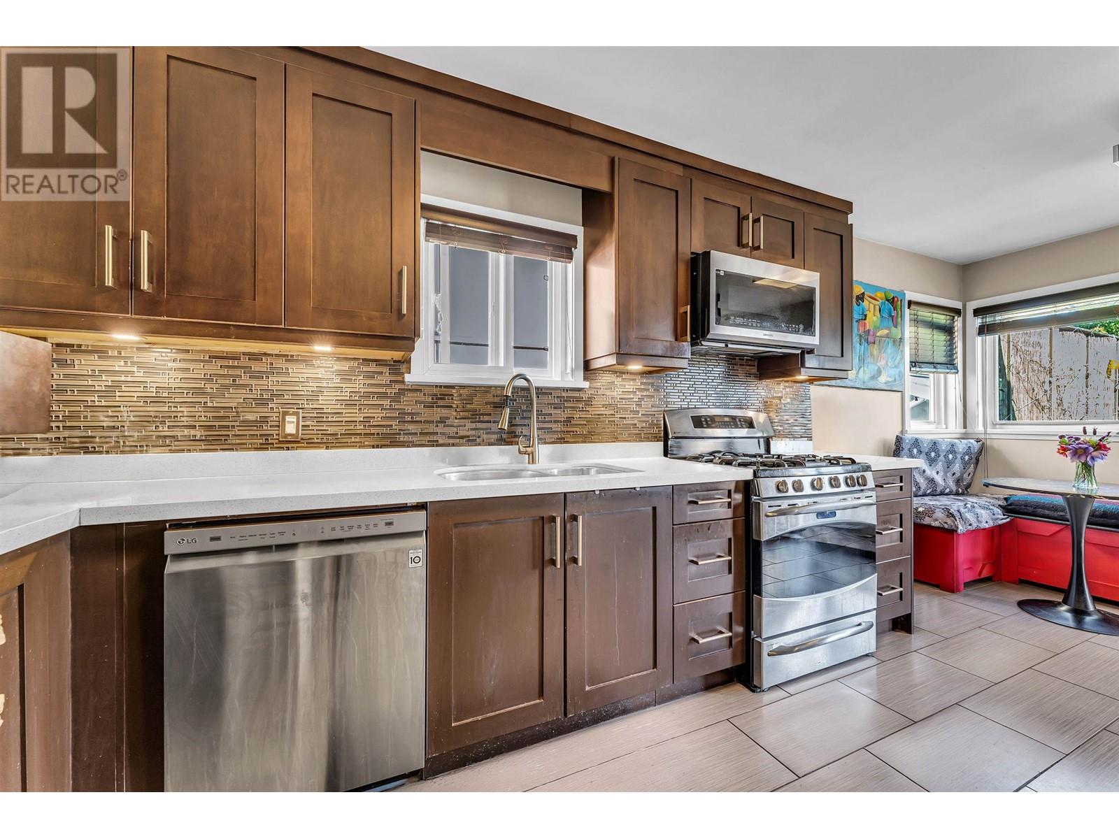 Property at 2925 MCGILL STREET image 5
