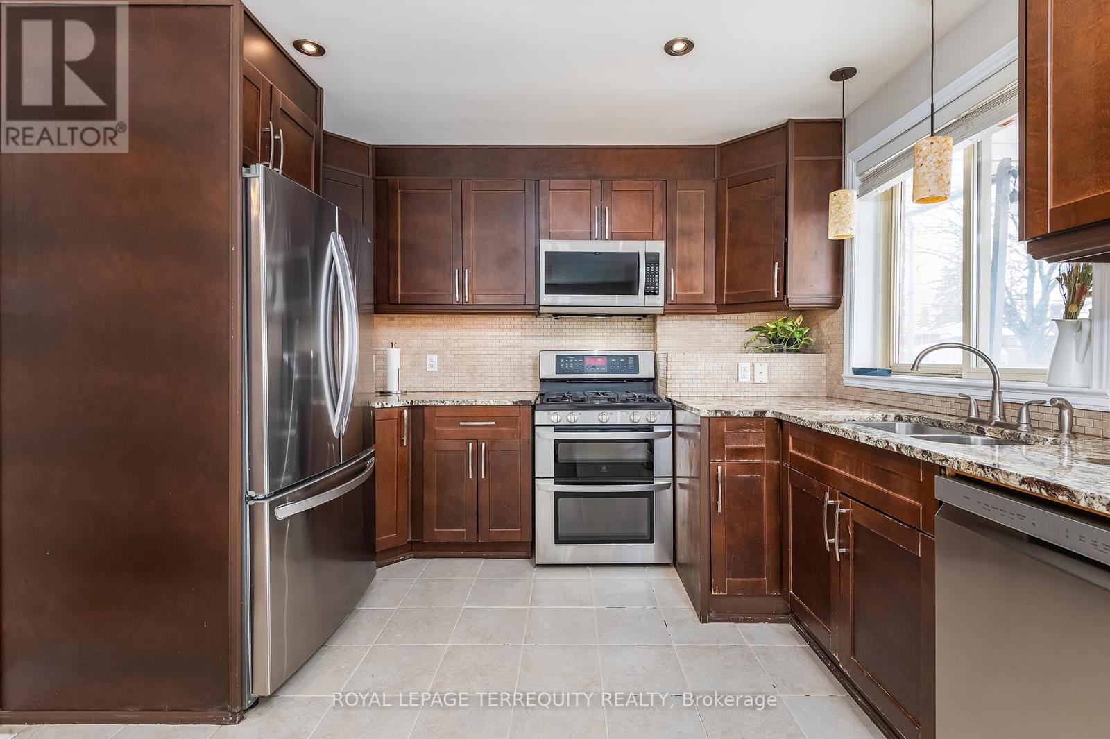 28 Thelmere Place, Toronto, Ontario  M9R 2B7 - Photo 14 - W11991137