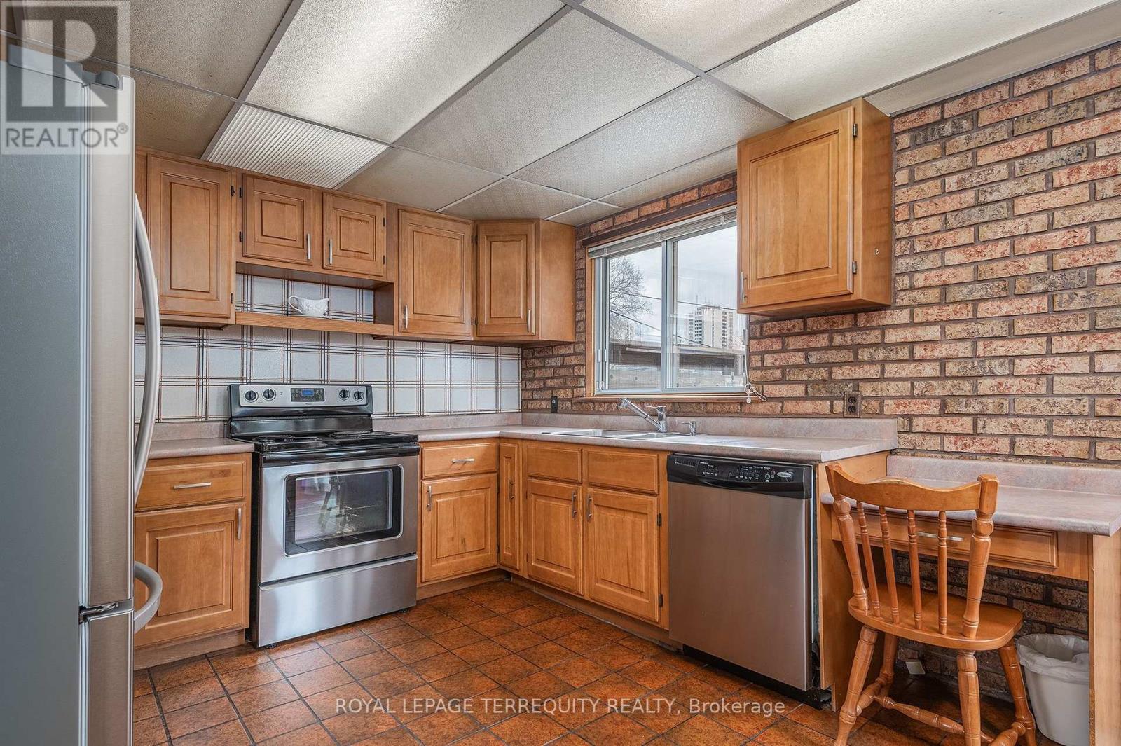 36 Breadner Drive, Toronto, Ontario  M9R 3M4 - Photo 12 - W12044694