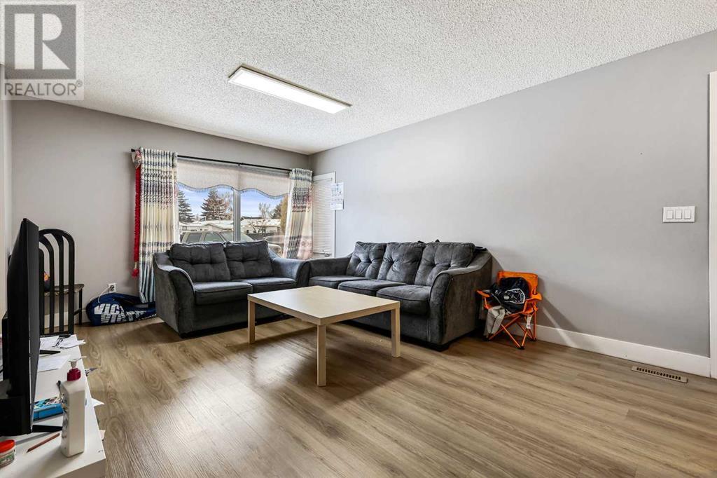 Property at 140 Aberfoyle Close NE image 3