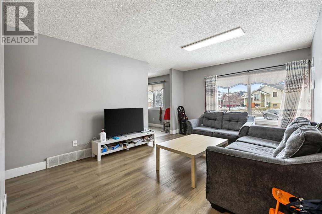 Property at 140 Aberfoyle Close NE image 2