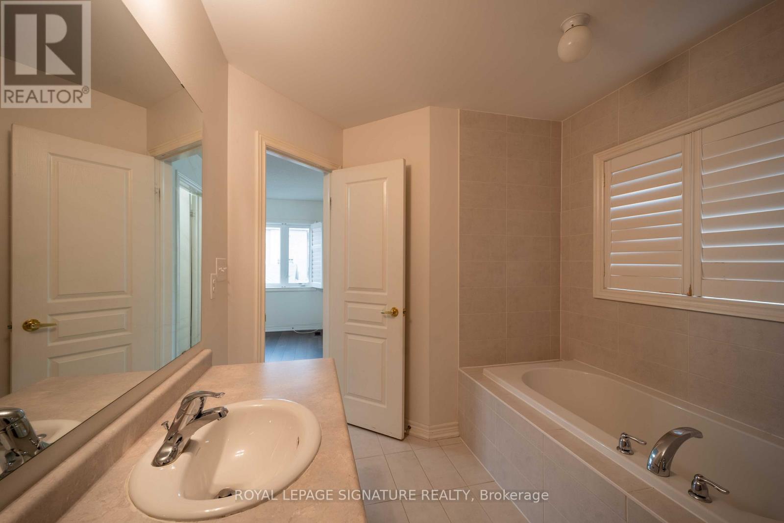 5570 Meadowcrest Avenue, Mississauga, Ontario  L5M 0V1 - Photo 19 - W12093485