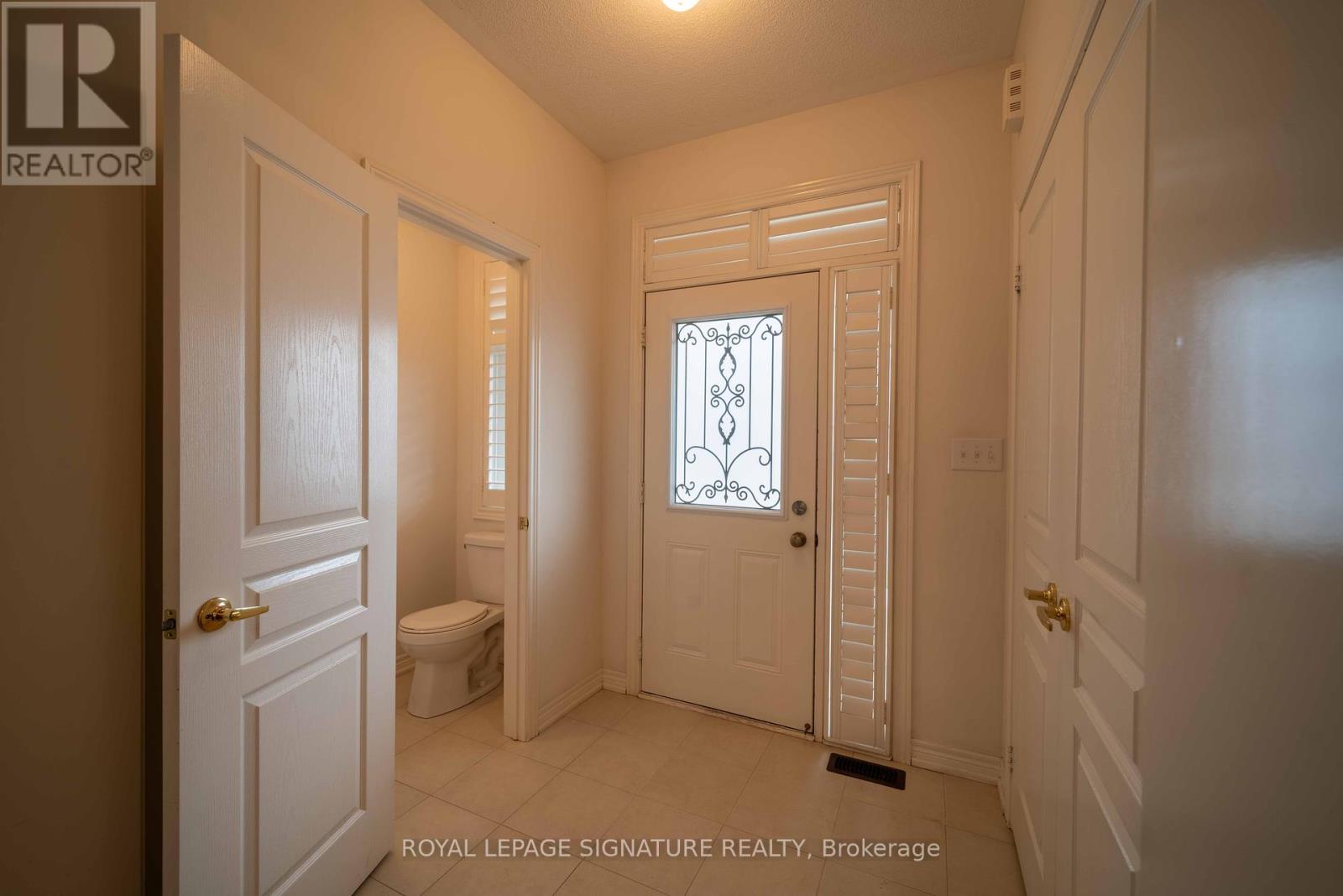5570 Meadowcrest Avenue, Mississauga, Ontario  L5M 0V1 - Photo 2 - W12093485