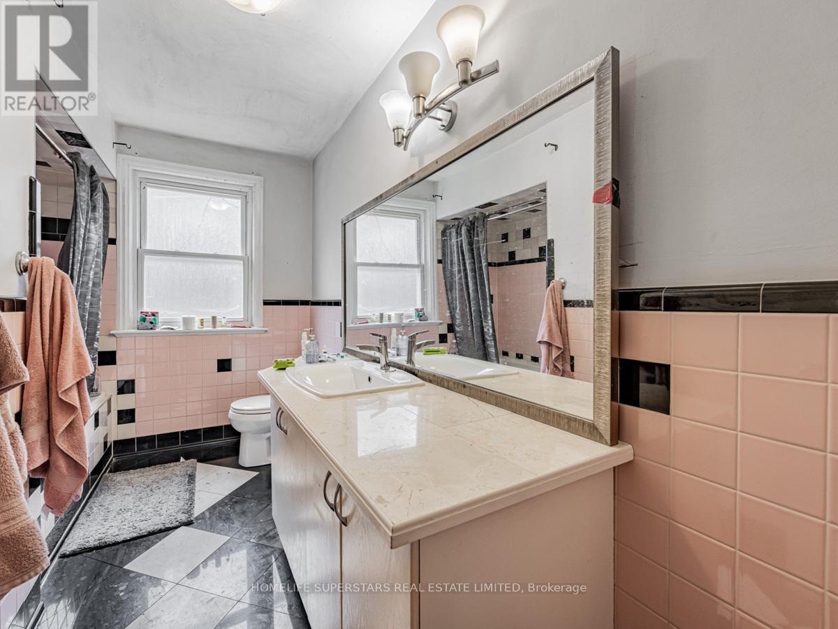 18 Armstrong Street, Brampton, Ontario  L6W 1W6 - Photo 3 - W12093605