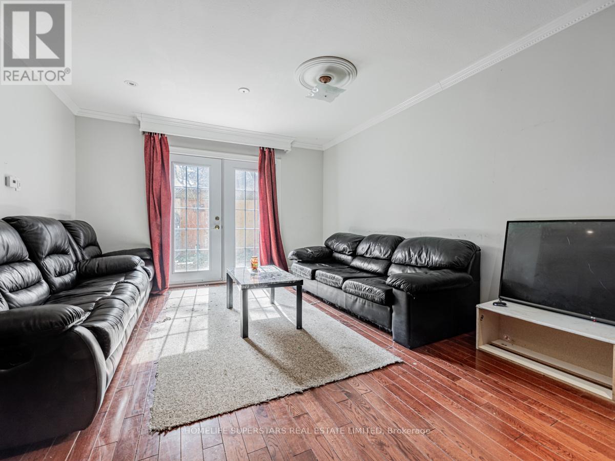 18 Armstrong Street, Brampton, Ontario  L6W 1W6 - Photo 5 - W12093605