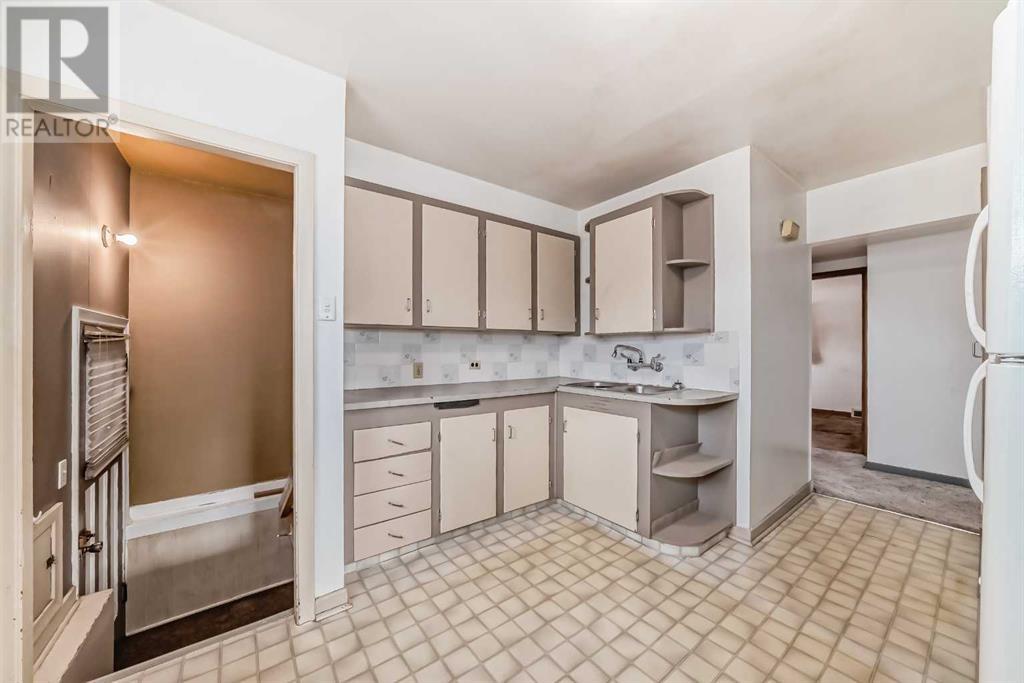 Property at 2136 22 Avenue SW image 4