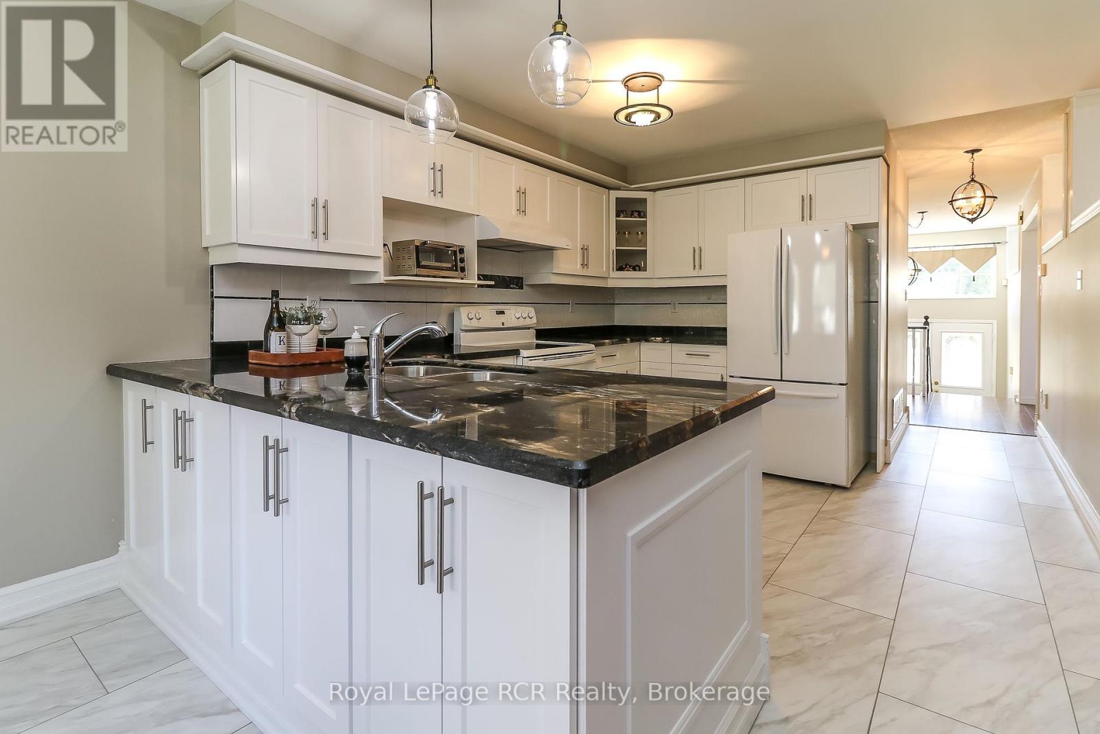 71 Fairway Crescent, Wasaga Beach, Ontario  L9Z 1B8 - Photo 10 - S12093719