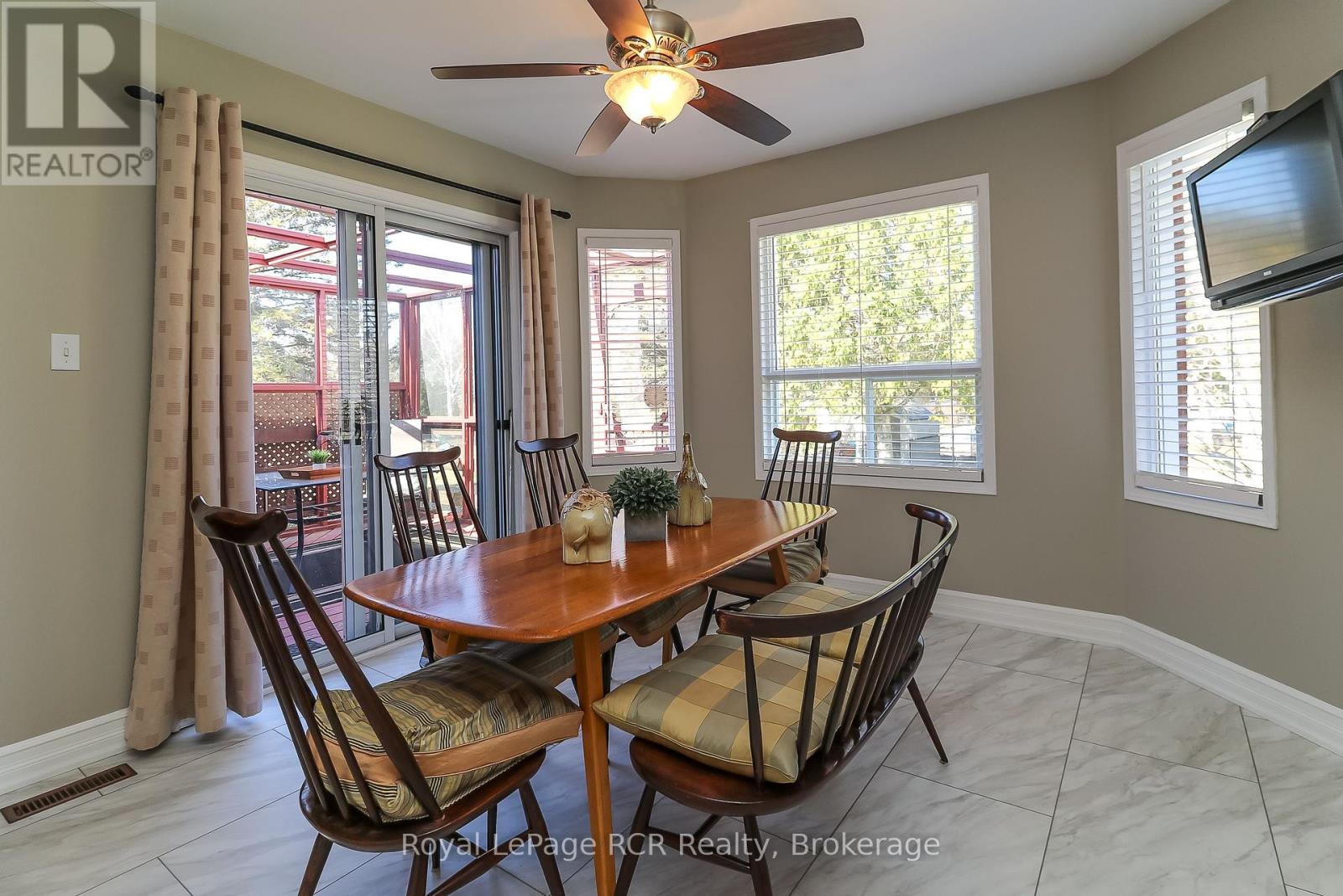 71 Fairway Crescent, Wasaga Beach, Ontario  L9Z 1B8 - Photo 13 - S12093719
