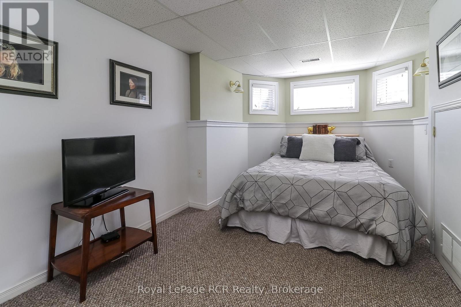 71 Fairway Crescent, Wasaga Beach, Ontario  L9Z 1B8 - Photo 25 - S12093719