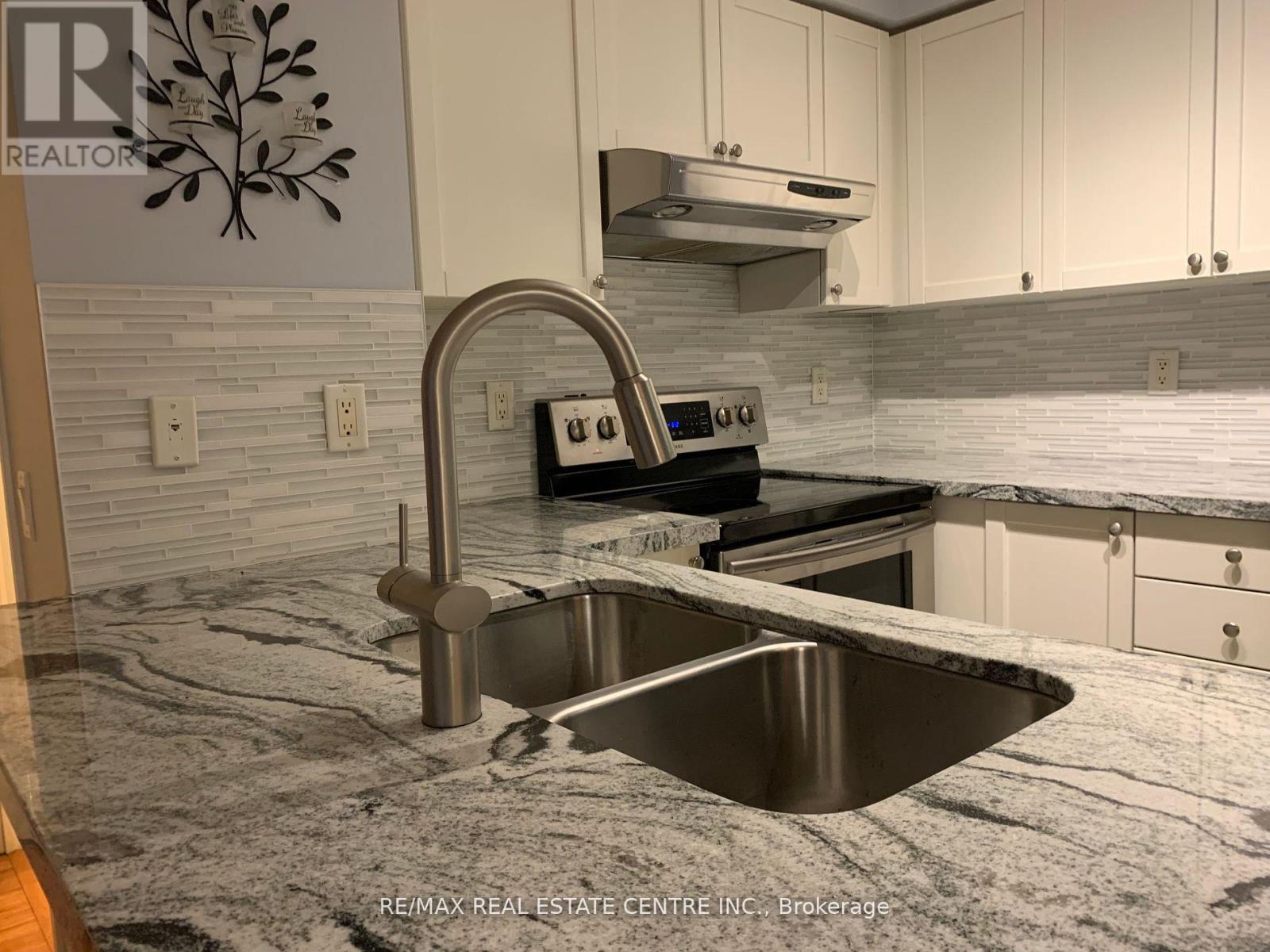 821 - 25 Kingsbridge Garden Circle, Mississauga, Ontario  L5R 4B1 - Photo 10 - W12093683