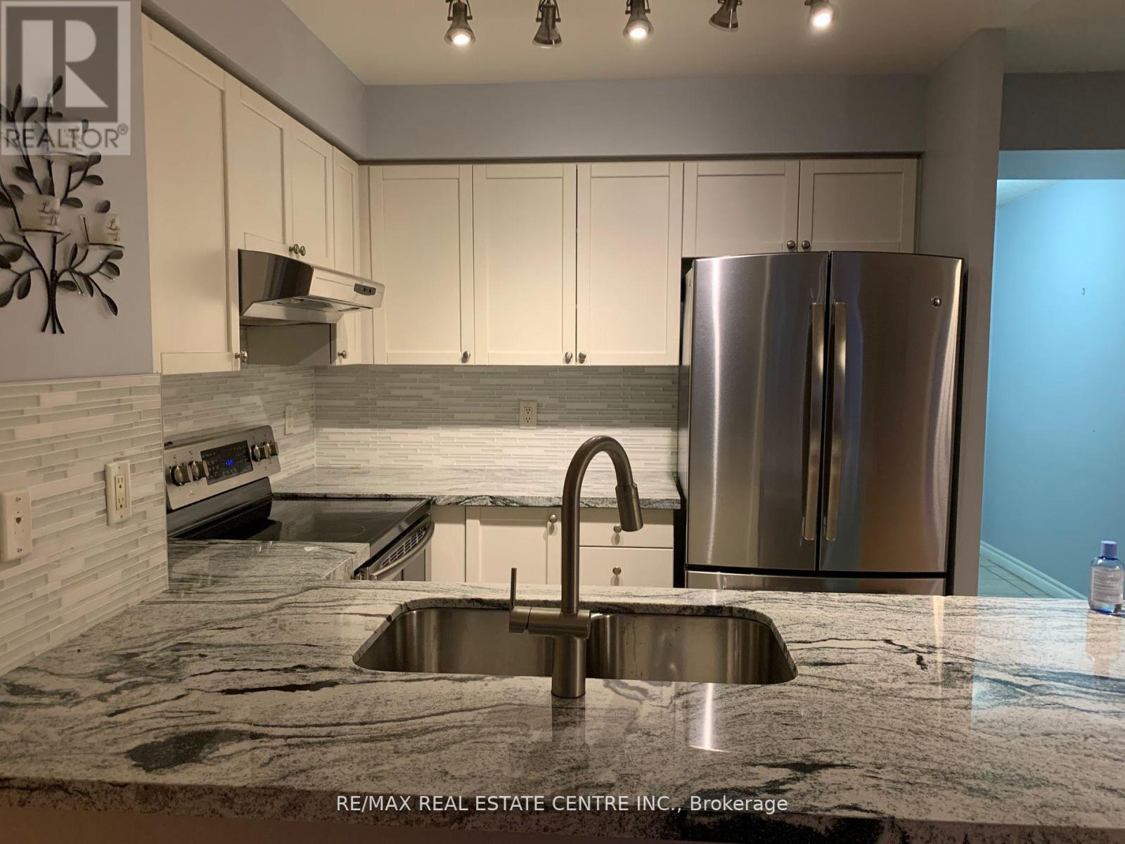 821 - 25 Kingsbridge Garden Circle, Mississauga, Ontario  L5R 4B1 - Photo 20 - W12093683