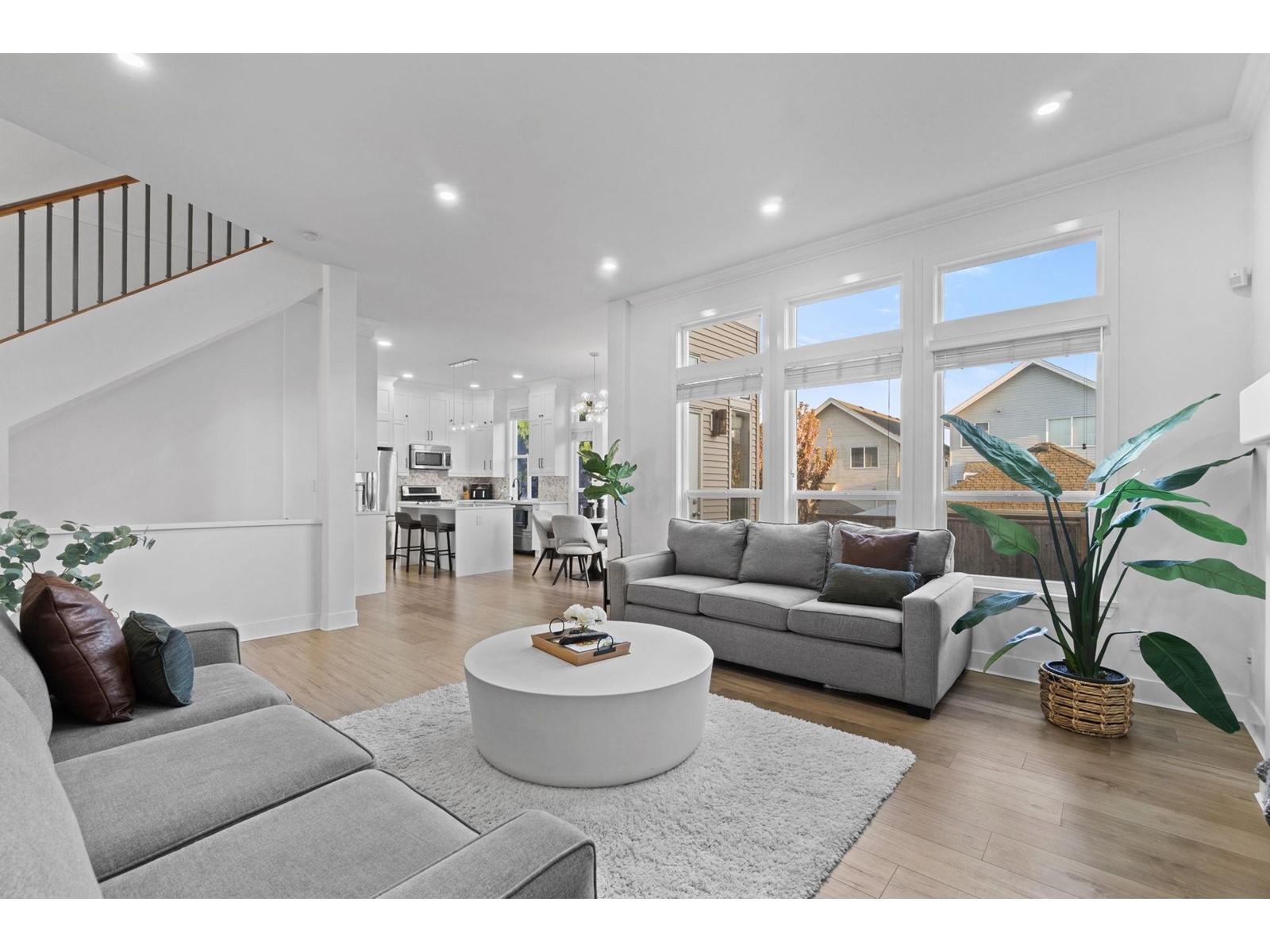 Property at 16476 60A AVENUE image 3