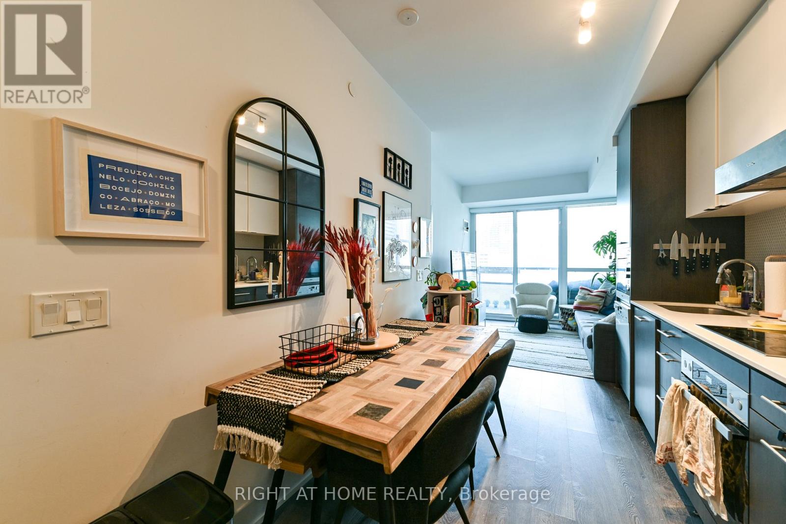1008 - 11 Lillian Street, Toronto, Ontario  M4S 2H7 - Photo 5 - C12093785