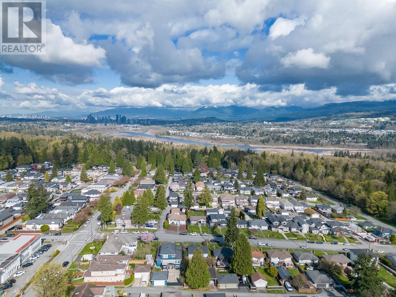 Listing Picture 15 of 19 : 8272 15TH AVENUE, Burnaby / 本拿比 - 魯藝地產 Yvonne Lu Group - MLS Medallion Club Member