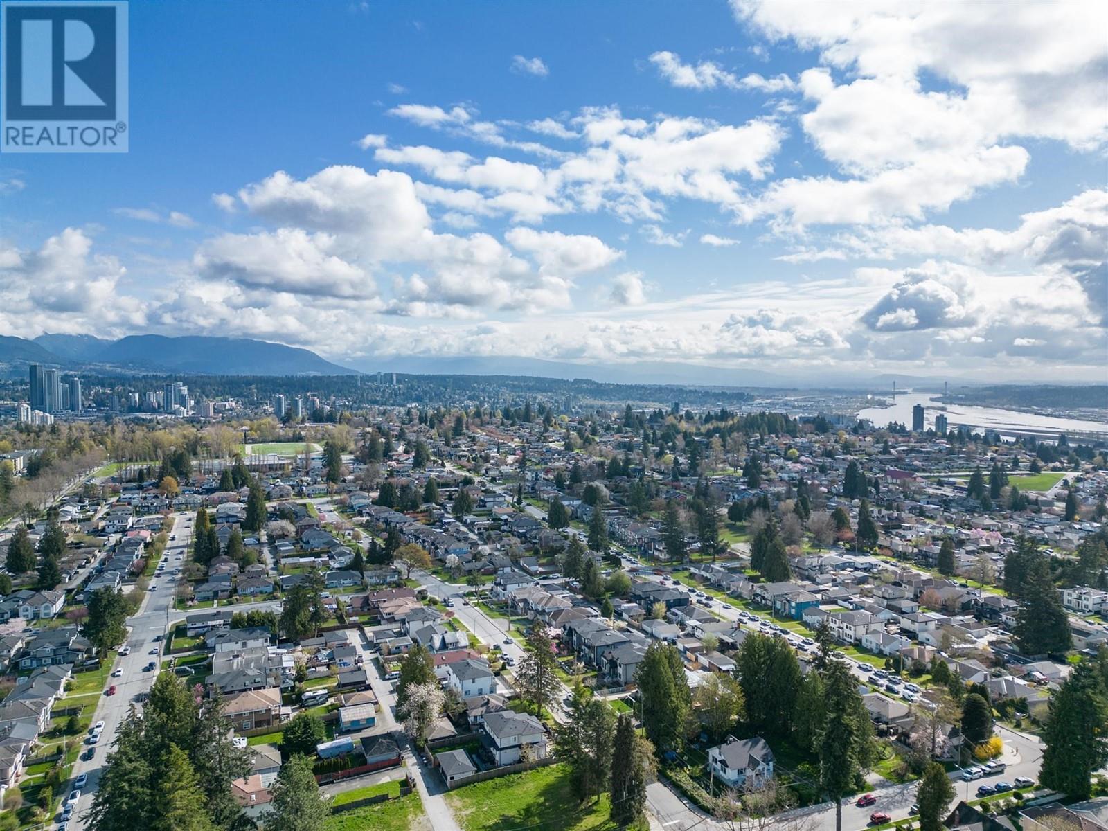 Listing Picture 14 of 19 : 8272 15TH AVENUE, Burnaby / 本拿比 - 魯藝地產 Yvonne Lu Group - MLS Medallion Club Member