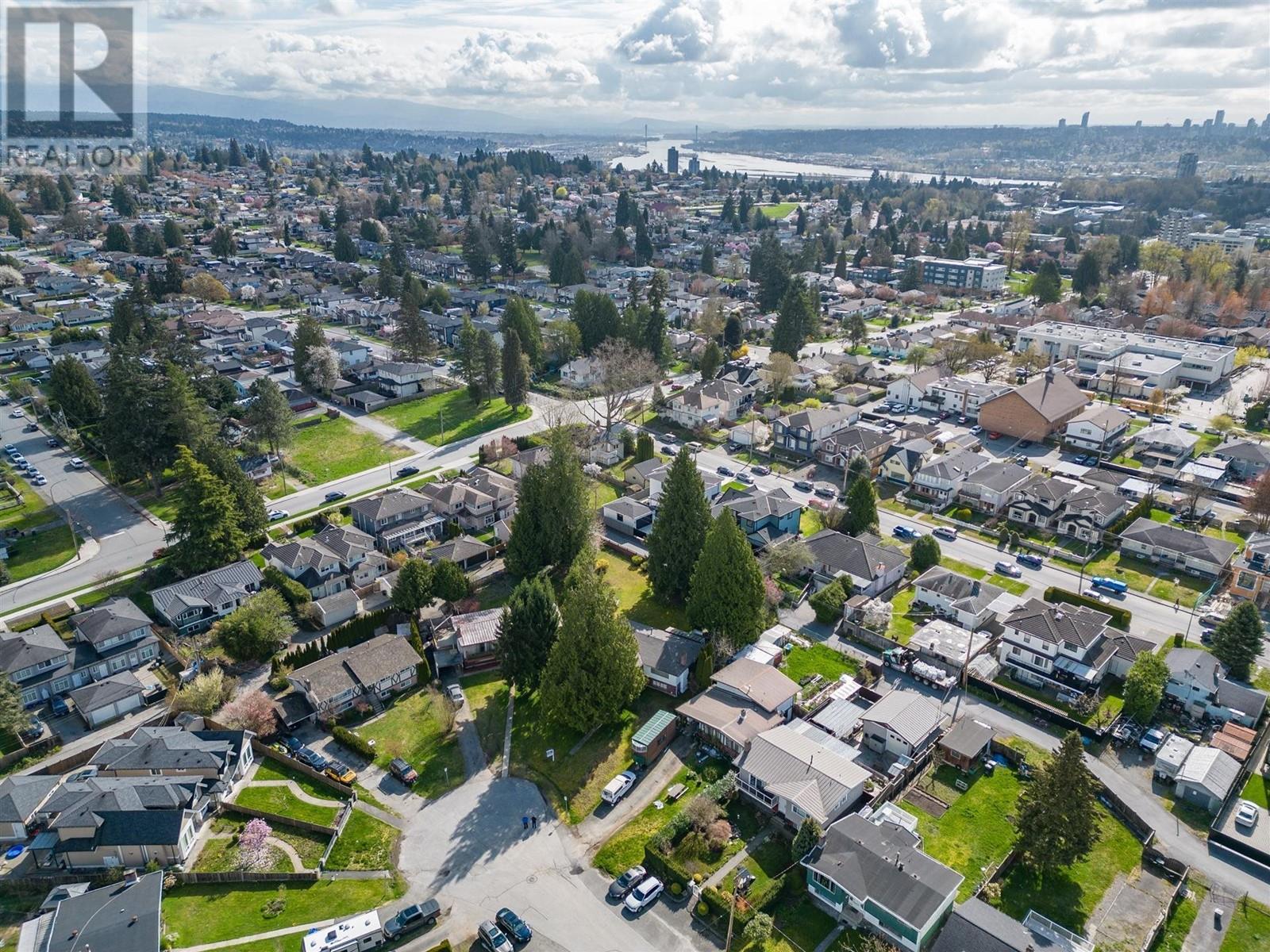 Listing Picture 12 of 19 : 8272 15TH AVENUE, Burnaby / 本拿比 - 魯藝地產 Yvonne Lu Group - MLS Medallion Club Member