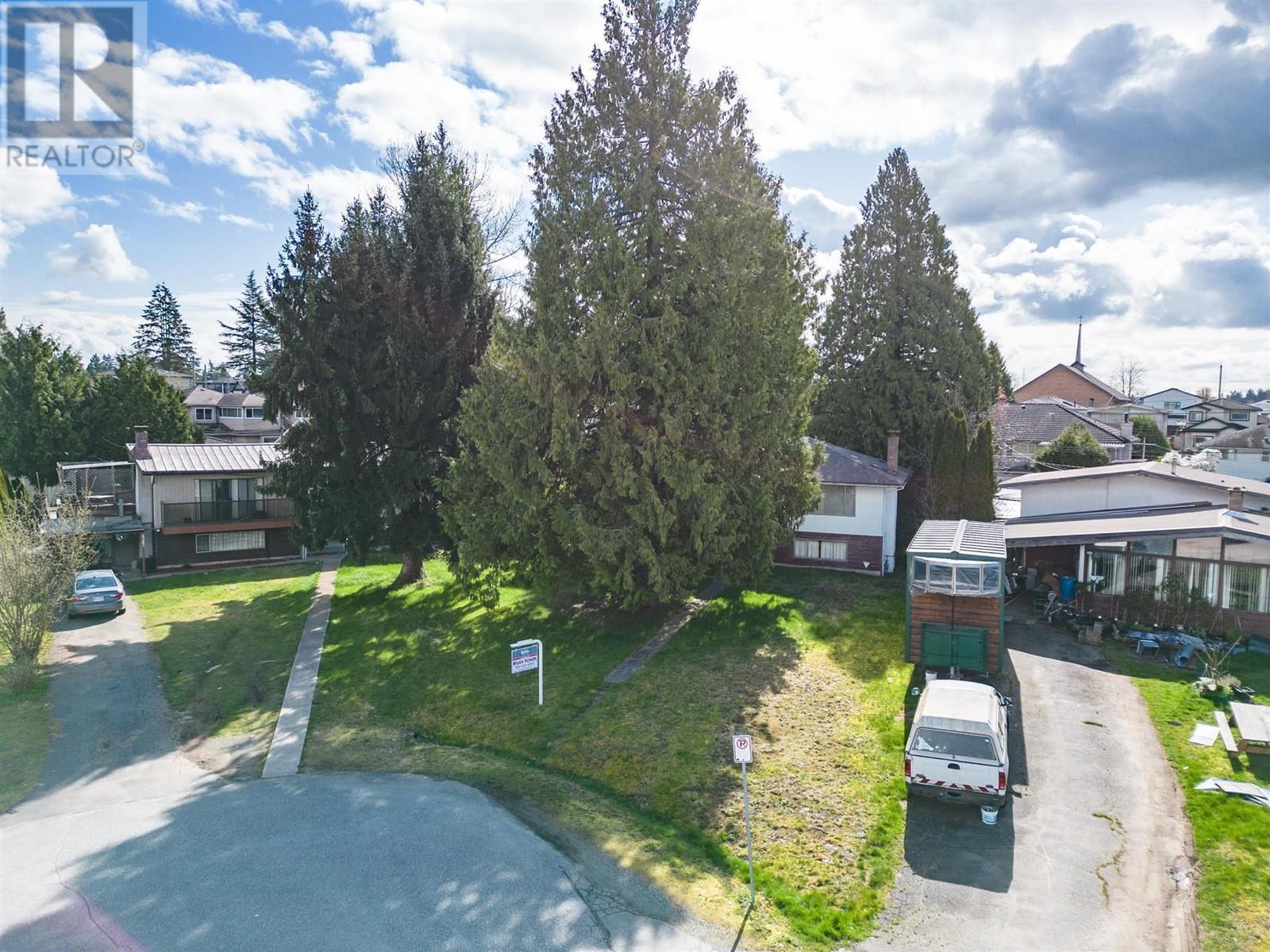 Listing Picture 11 of 19 : 8272 15TH AVENUE, Burnaby / 本拿比 - 魯藝地產 Yvonne Lu Group - MLS Medallion Club Member
