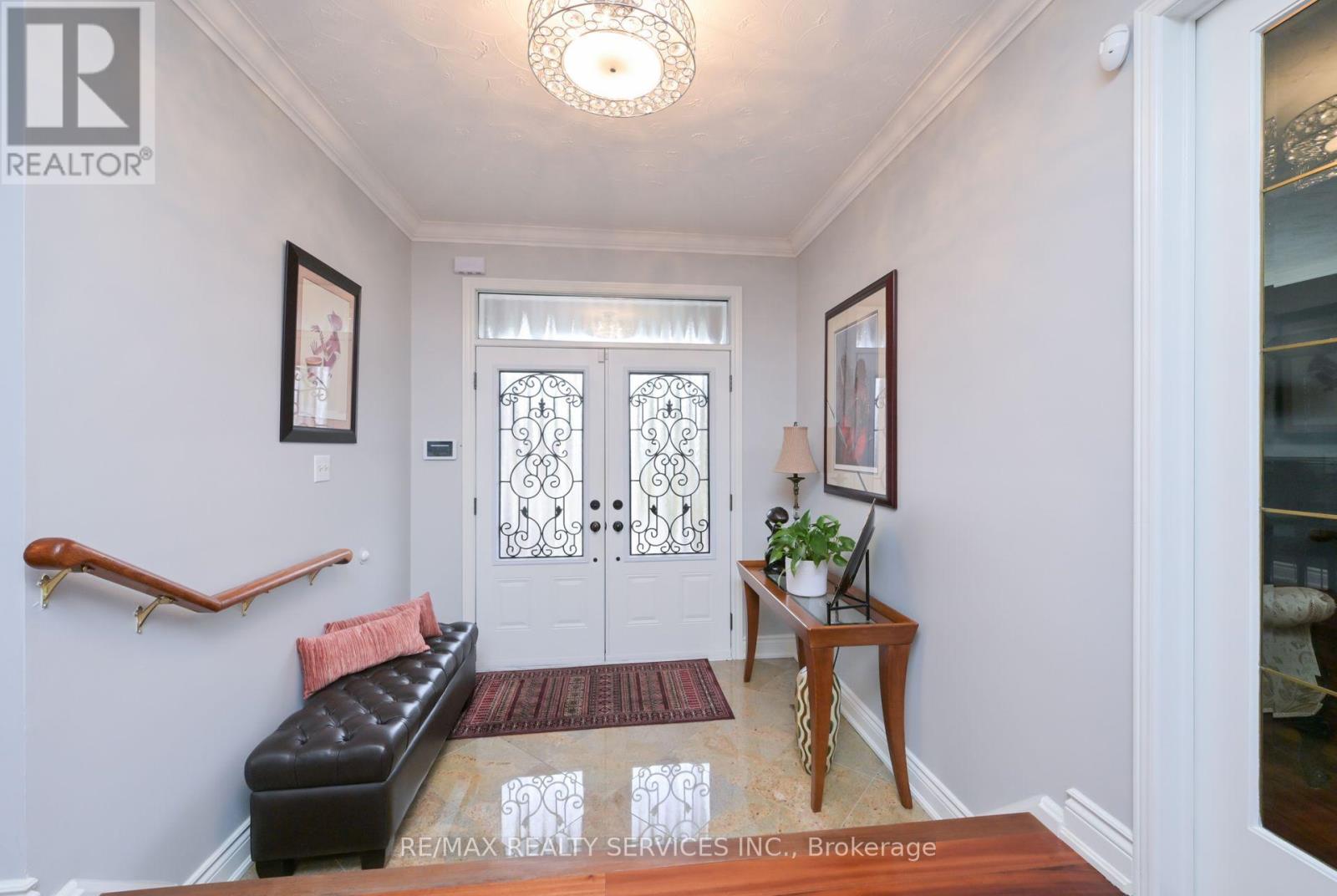 15 Brookbank Court, Brampton, Ontario  L6Z 3G4 - Photo 6 - W12094021
