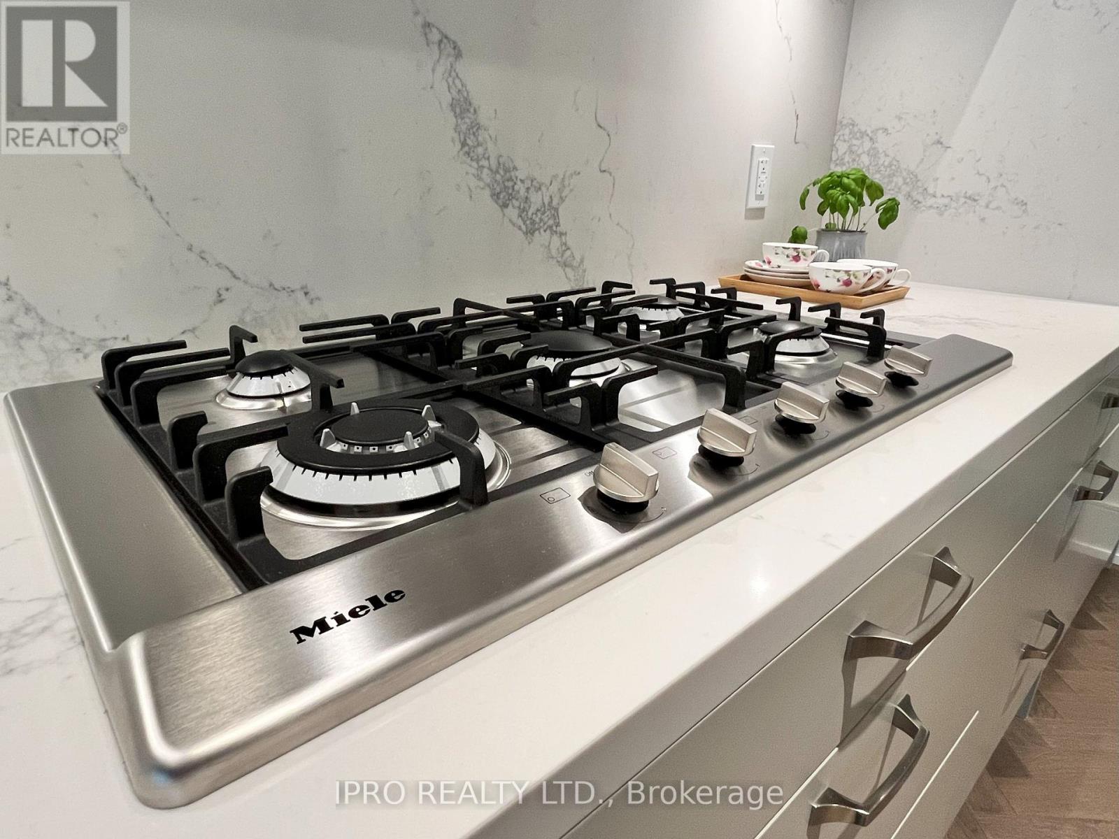 1002 - 455 Wellington Street W, Toronto, Ontario  M5J 2R2 - Photo 12 - C12094064