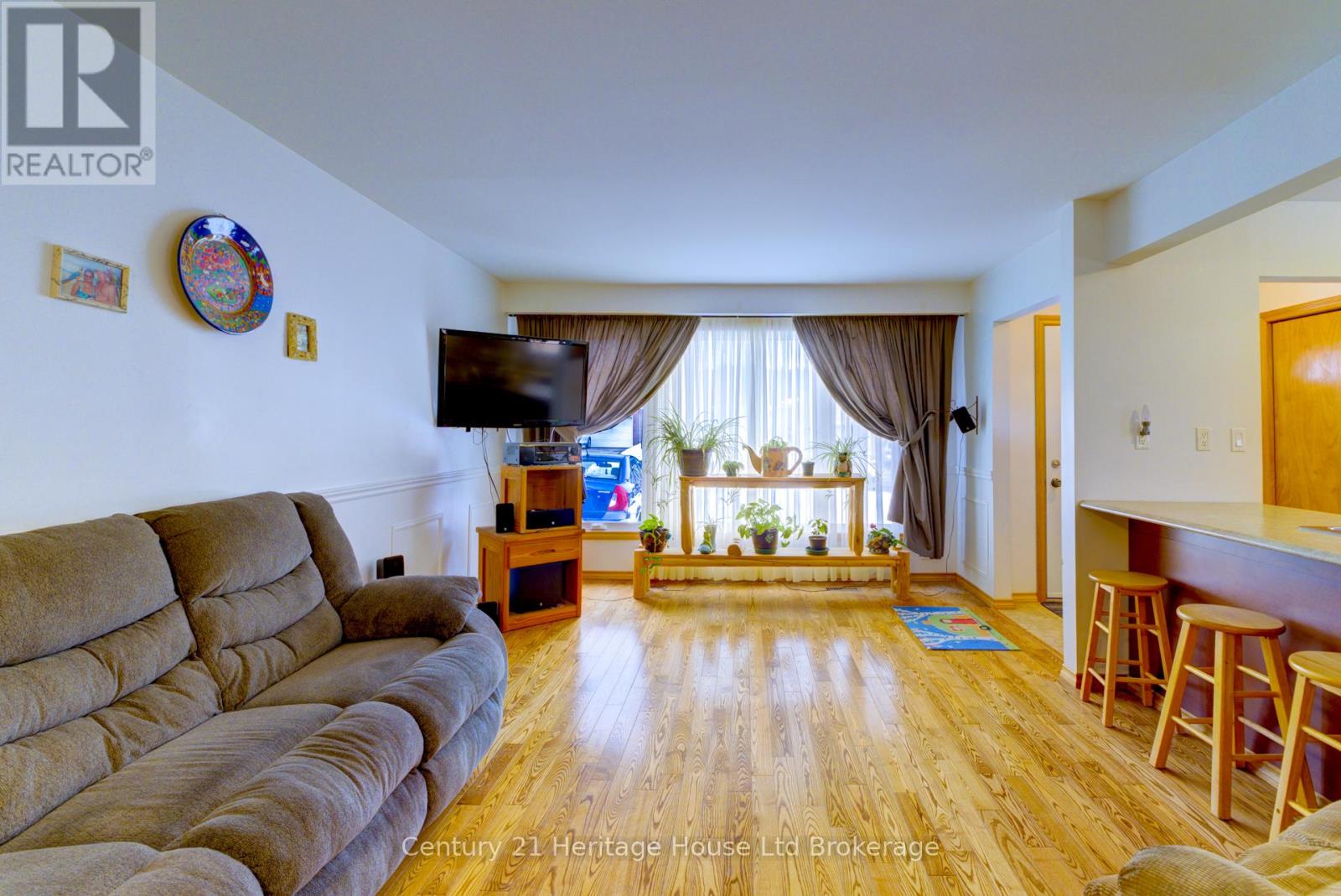 72 Magnolia Drive, Brant, Ontario  N3L 3L3 - Photo 9 - X12002141