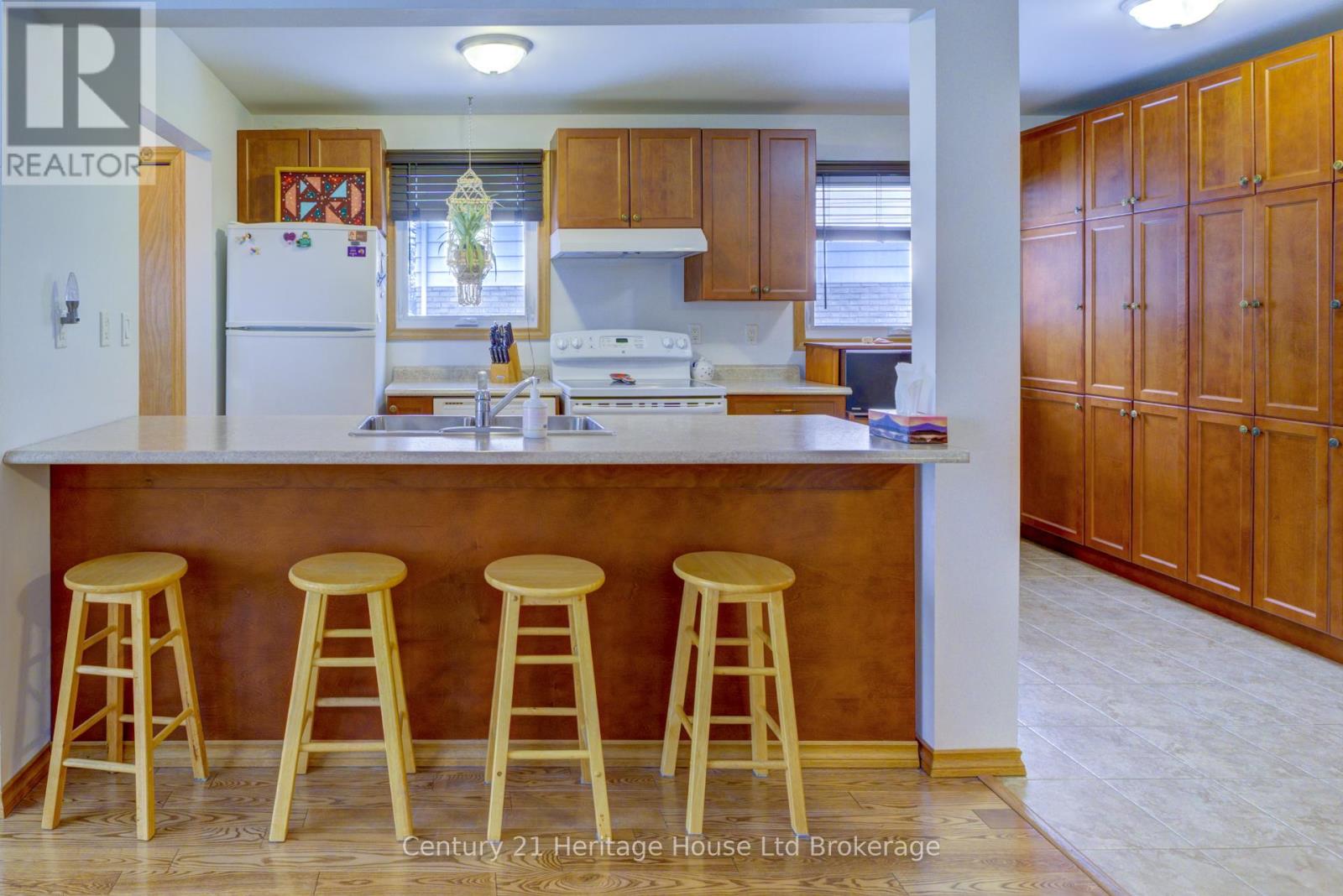 72 Magnolia Drive, Brant, Ontario  N3L 3L3 - Photo 8 - X12002141