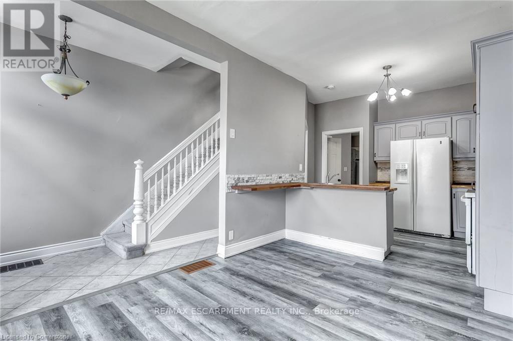 26 Madison Avenue, Hamilton, Ontario  L8L 5Y3 - Photo 3 - X12094058